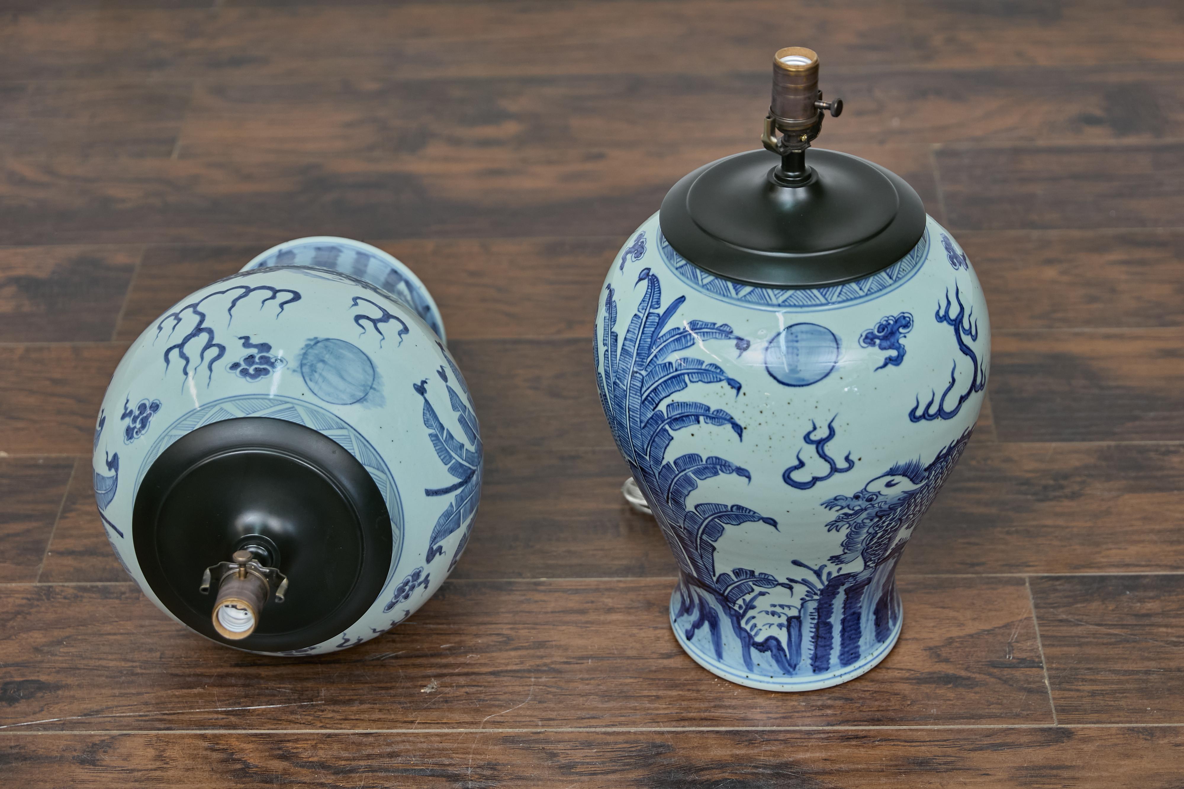 Coppia di lampade da tavolo Qilin Altar Vessels in porcellana bianca e blu - USA Wired in vendita 11