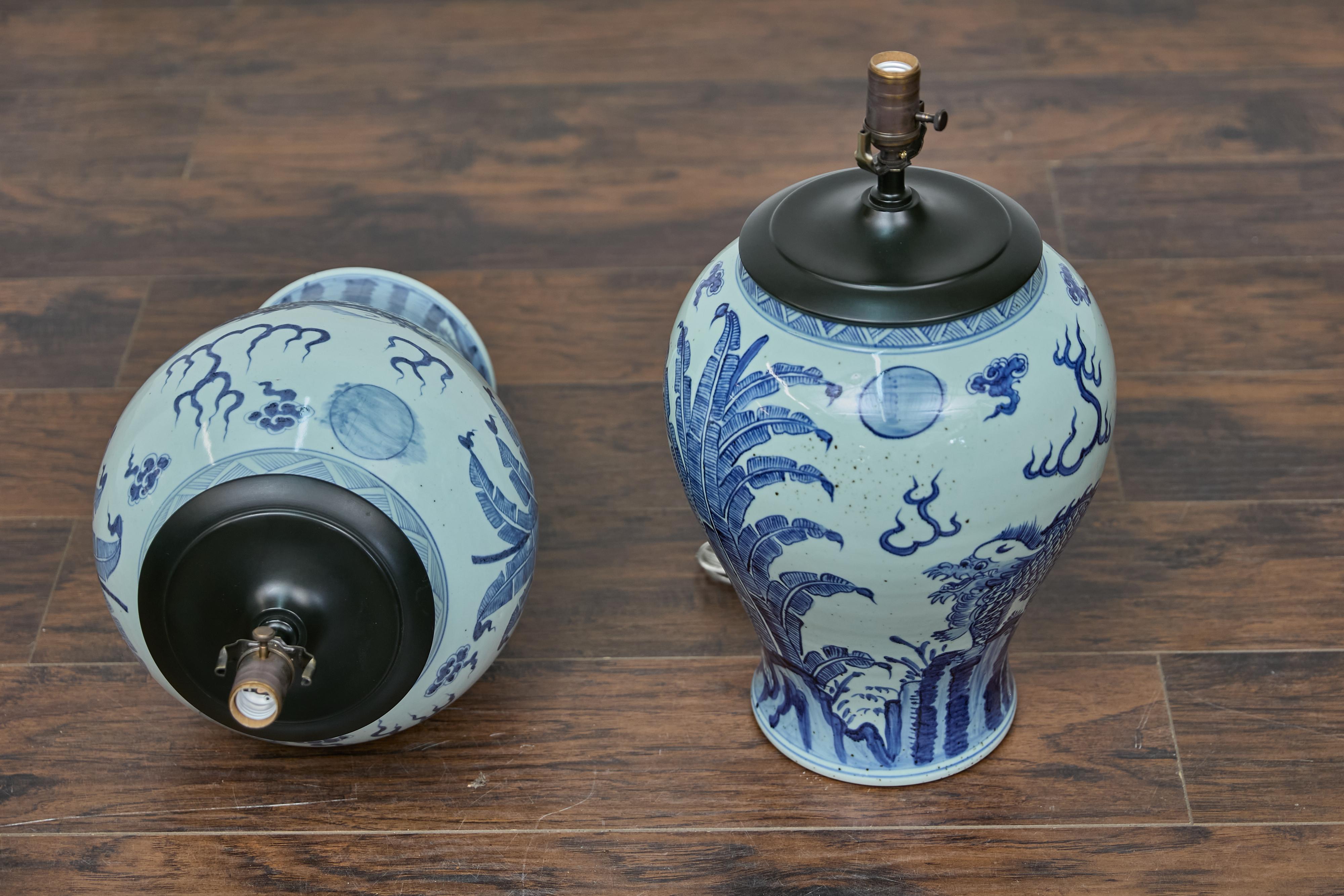 Coppia di lampade da tavolo Qilin Altar Vessels in porcellana bianca e blu - USA Wired in vendita 12