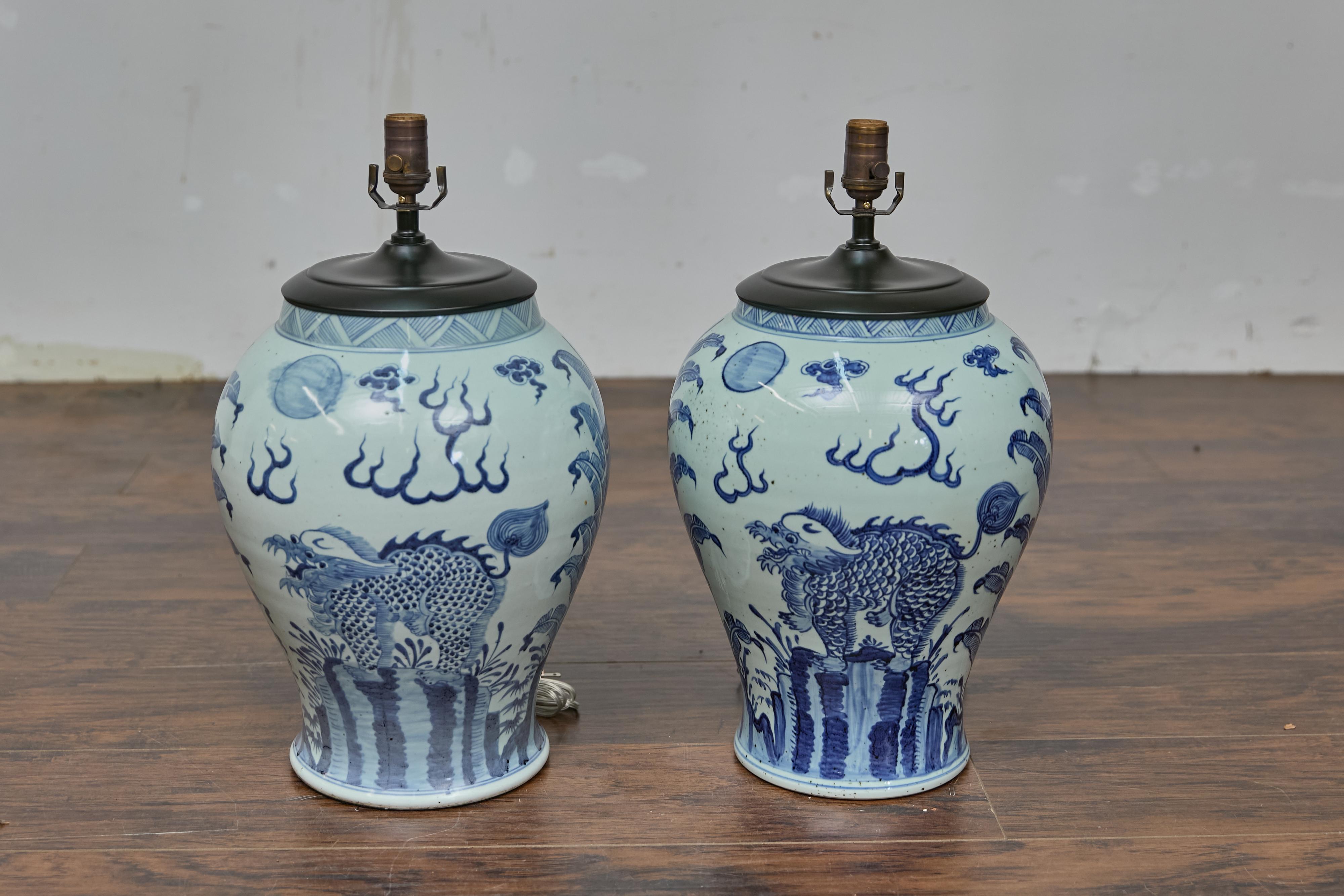 Coppia di lampade da tavolo Qilin Altar Vessels in porcellana bianca e blu - USA Wired in vendita 13