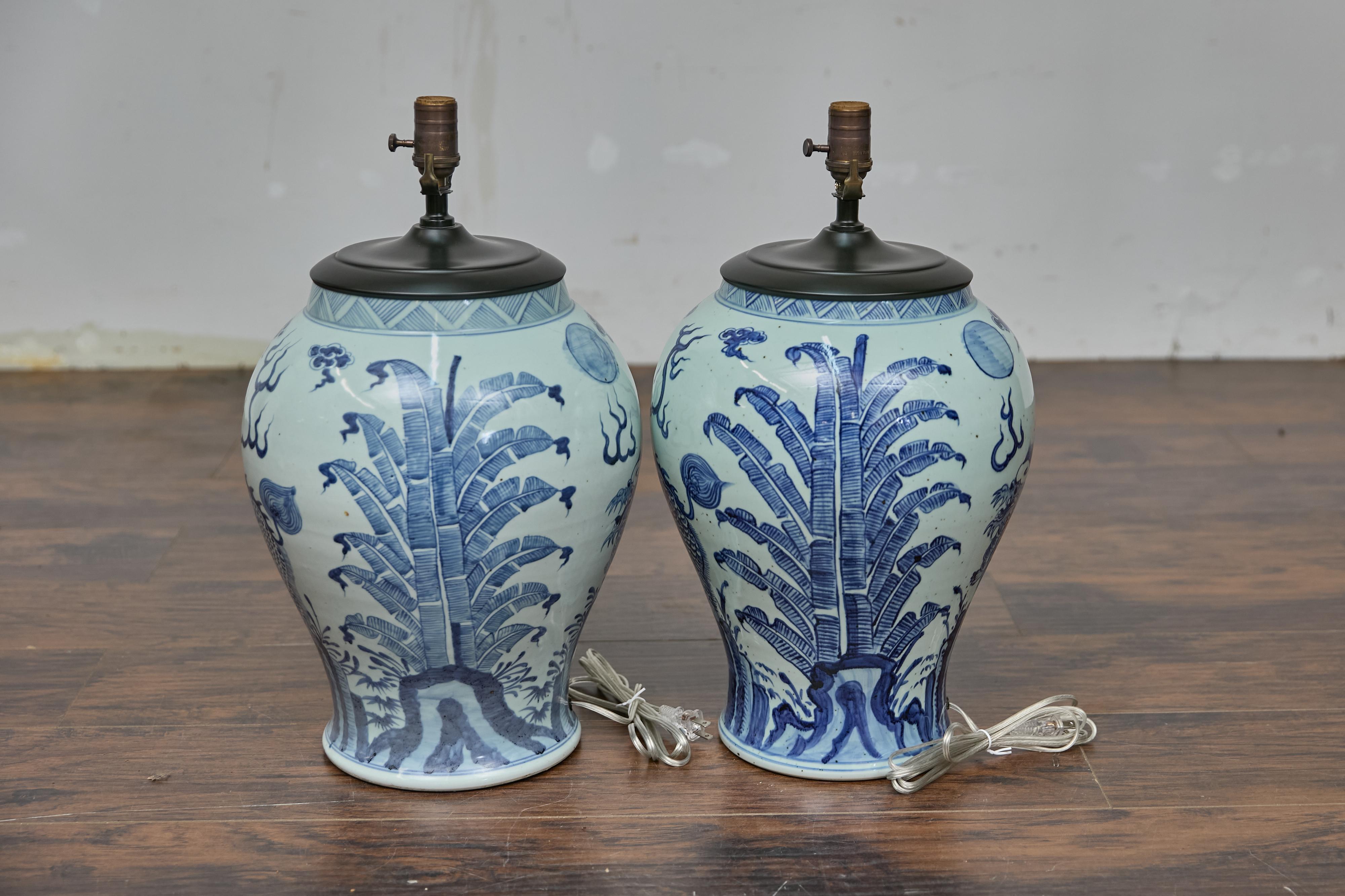 Asiatico Coppia di lampade da tavolo Qilin Altar Vessels in porcellana bianca e blu - USA Wired in vendita