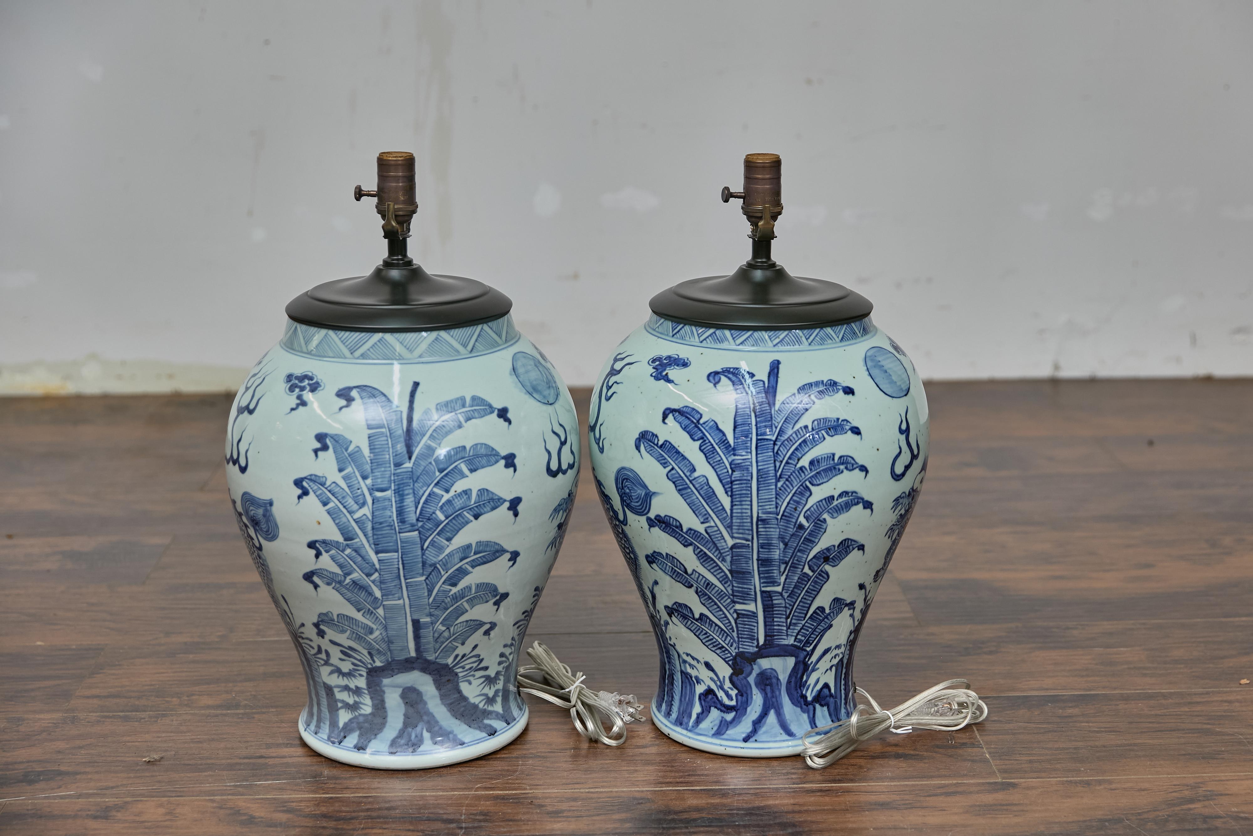 Coppia di lampade da tavolo Qilin Altar Vessels in porcellana bianca e blu - USA Wired In condizioni ottime in vendita a Atlanta, GA