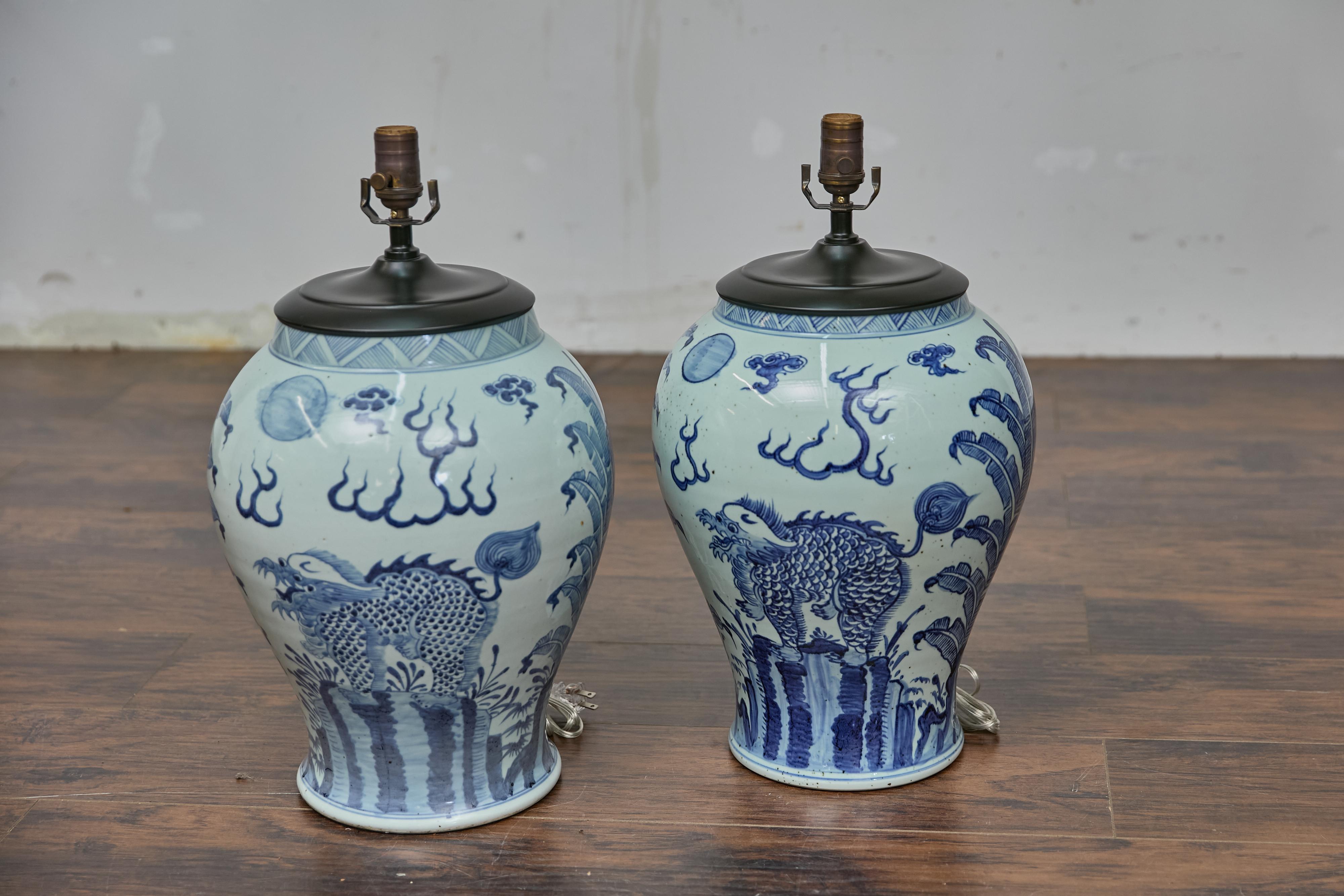 Metallo Coppia di lampade da tavolo Qilin Altar Vessels in porcellana bianca e blu - USA Wired in vendita