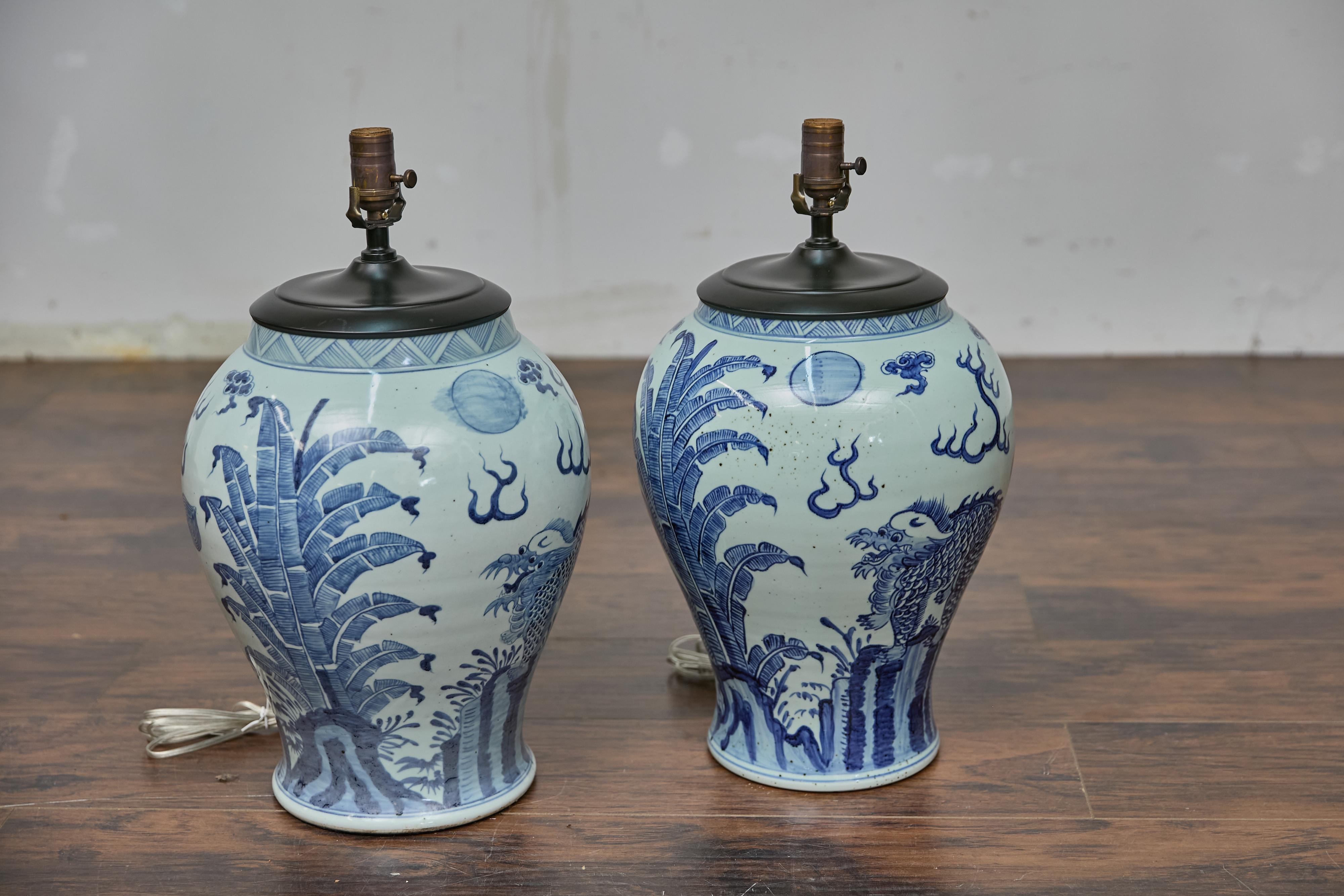 Coppia di lampade da tavolo Qilin Altar Vessels in porcellana bianca e blu - USA Wired in vendita 1