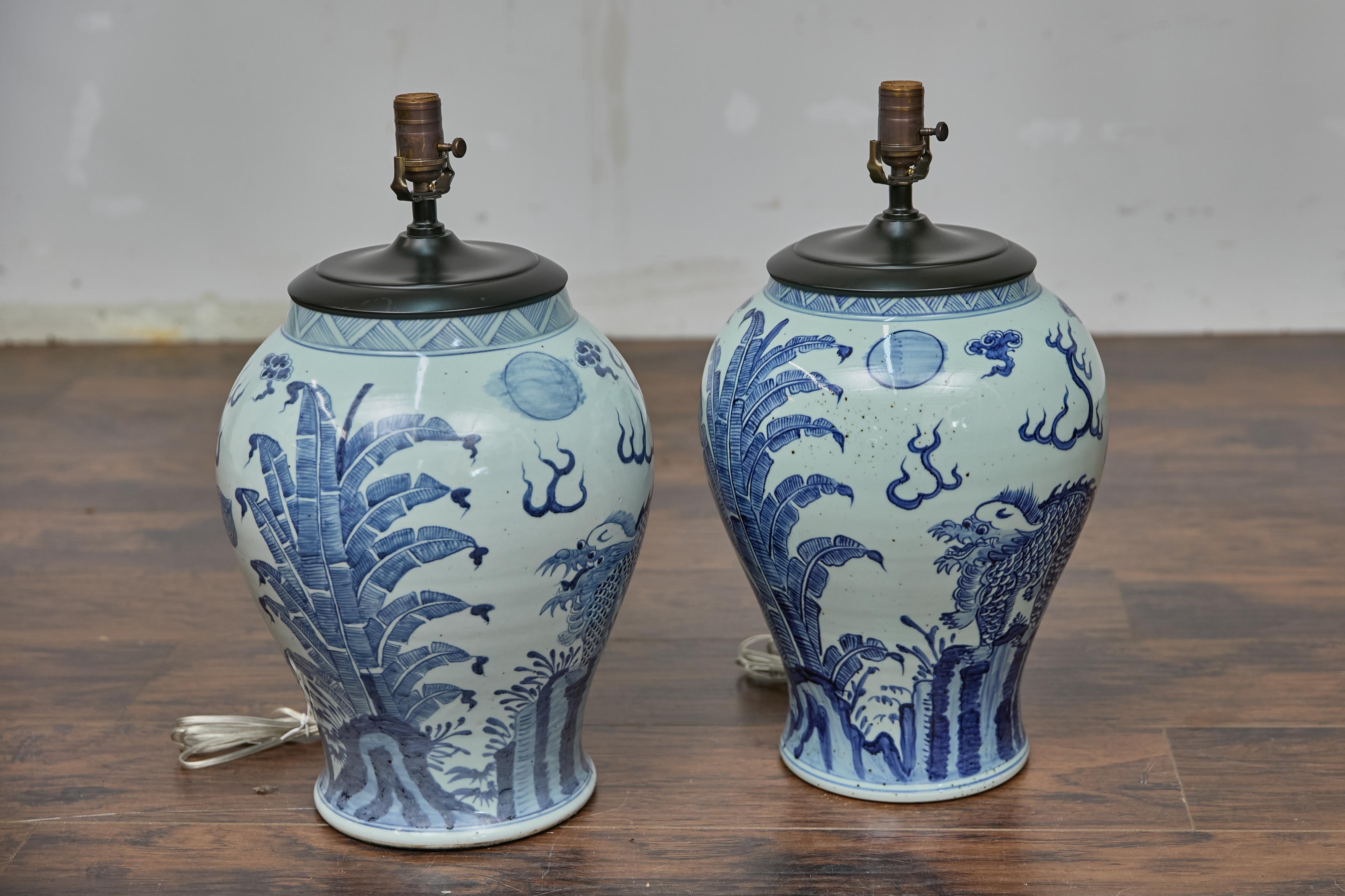 Coppia di lampade da tavolo Qilin Altar Vessels in porcellana bianca e blu - USA Wired in vendita 2