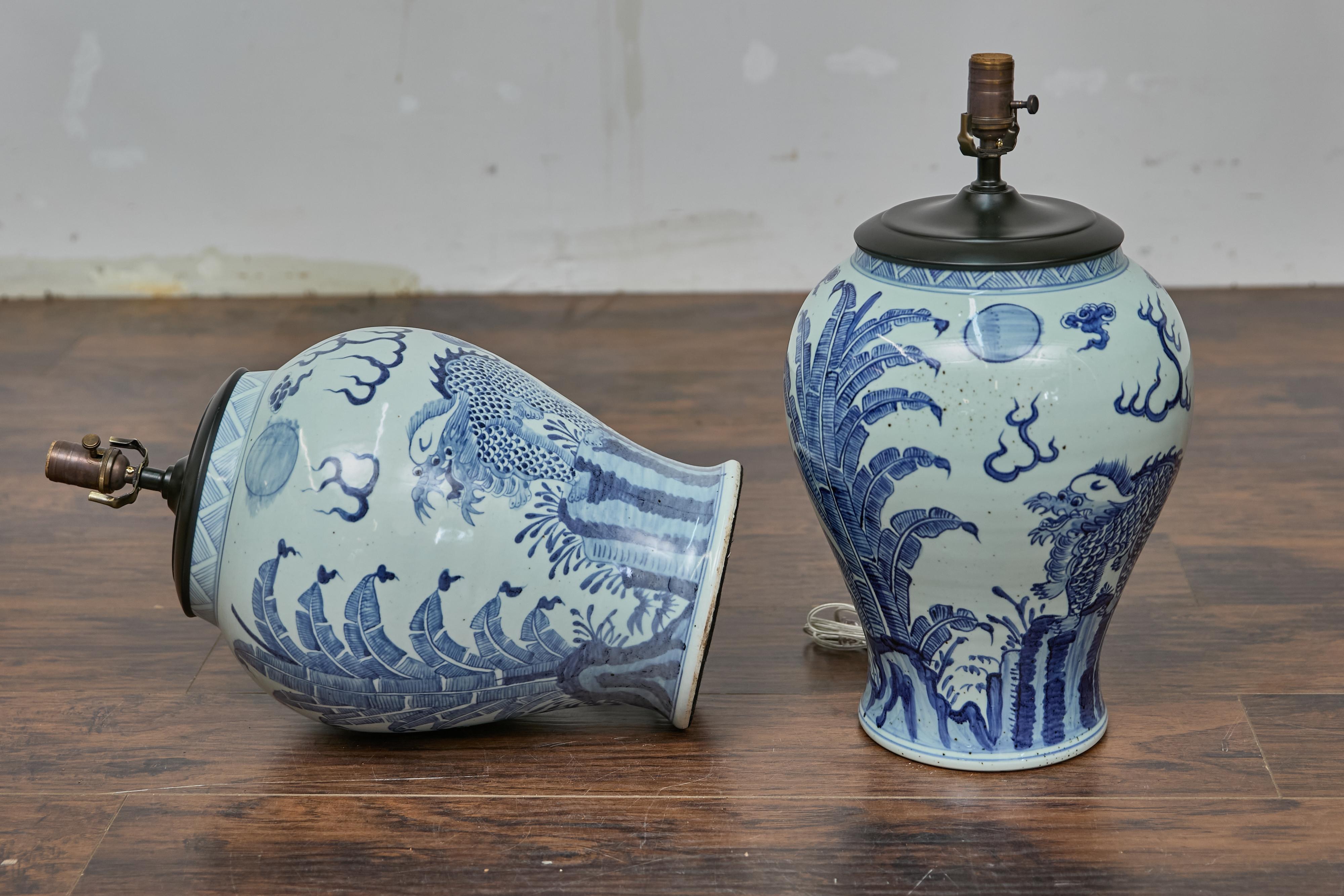 Coppia di lampade da tavolo Qilin Altar Vessels in porcellana bianca e blu - USA Wired in vendita 3