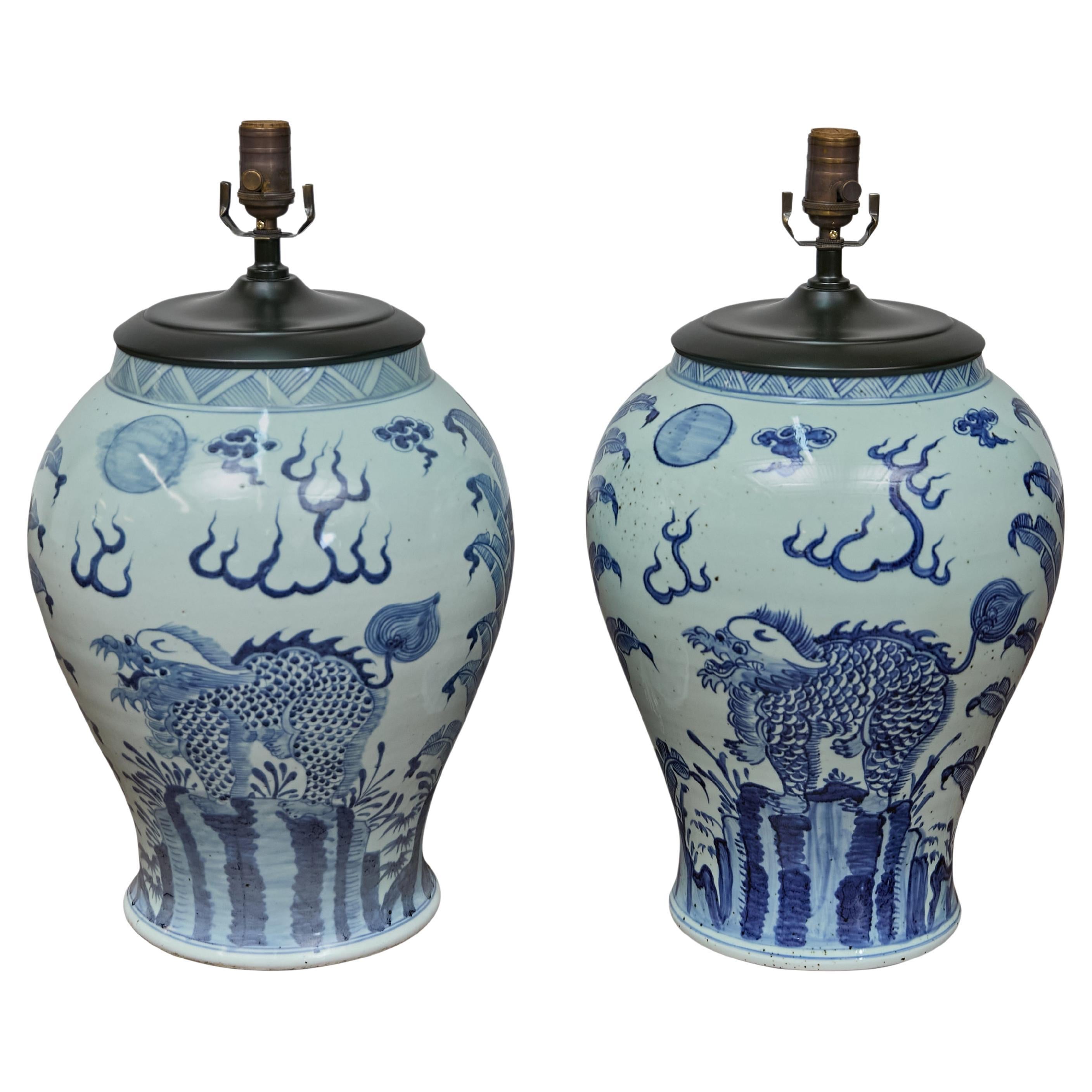 Paire de lampes d'autel Qilin en porcelaine bleue et blanche - USA câblée