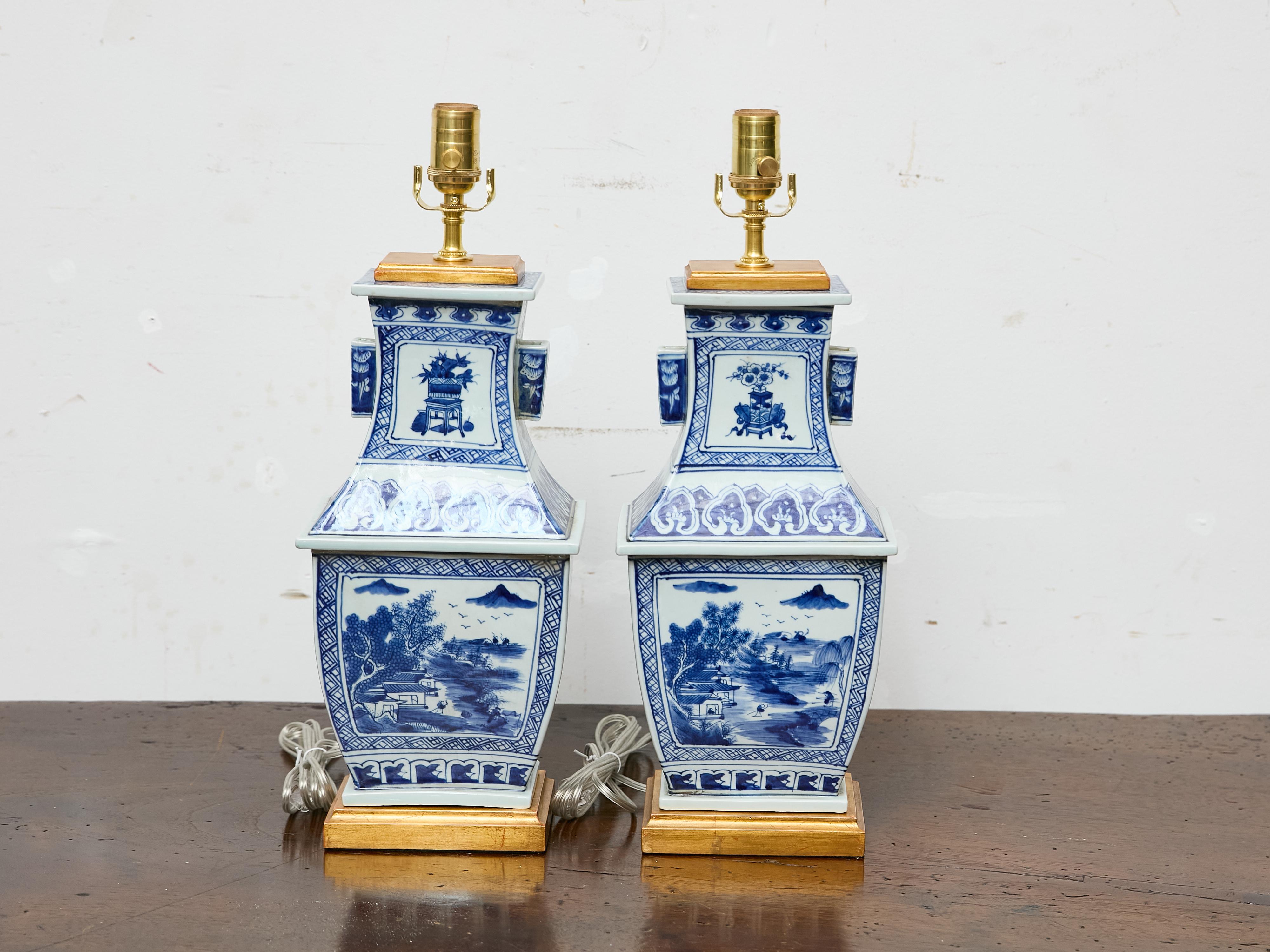 Dieses Paar blau-weißer Porzellan-Tischlampen wurde auf Bestellung aus asiatischen Gefäßen des frühen 20. Jahrhunderts zusammengesetzt und stammt wahrscheinlich aus der Zeit um 1920. Die Porzellansockel sind in einer traditionellen Kobaltfarbe