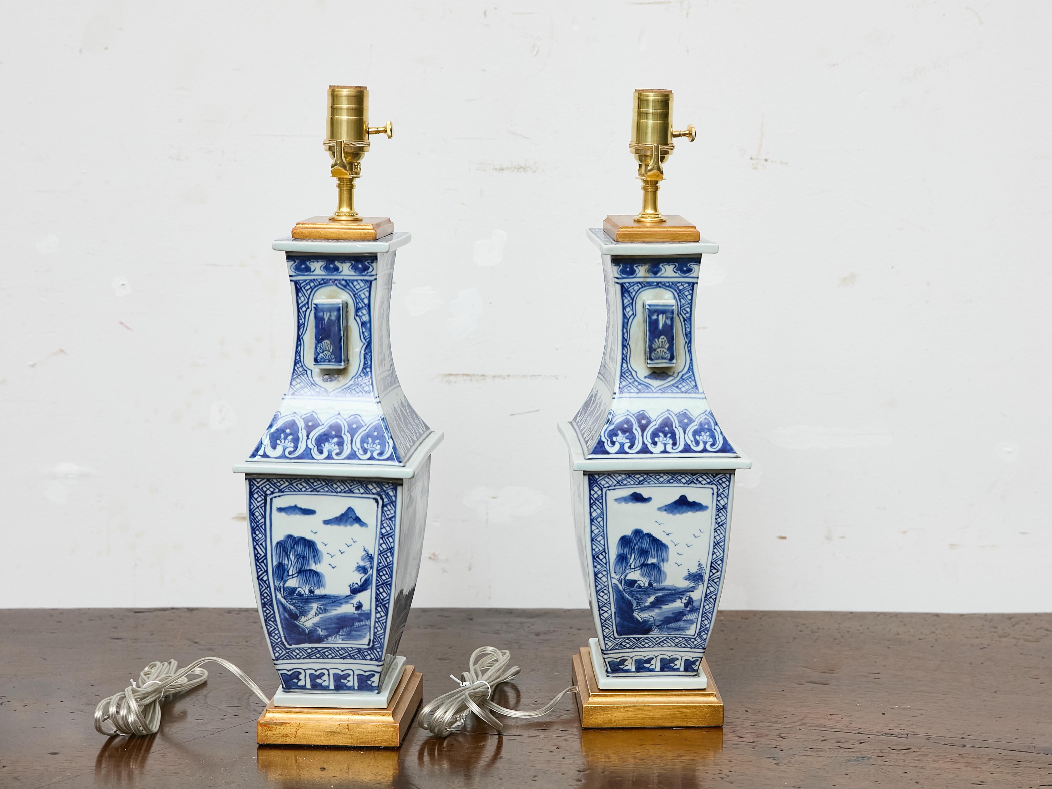 Paar Tischlampen aus blauem und weißem Porzellan, asiatisch, um 1920 (Asiatisch) im Angebot