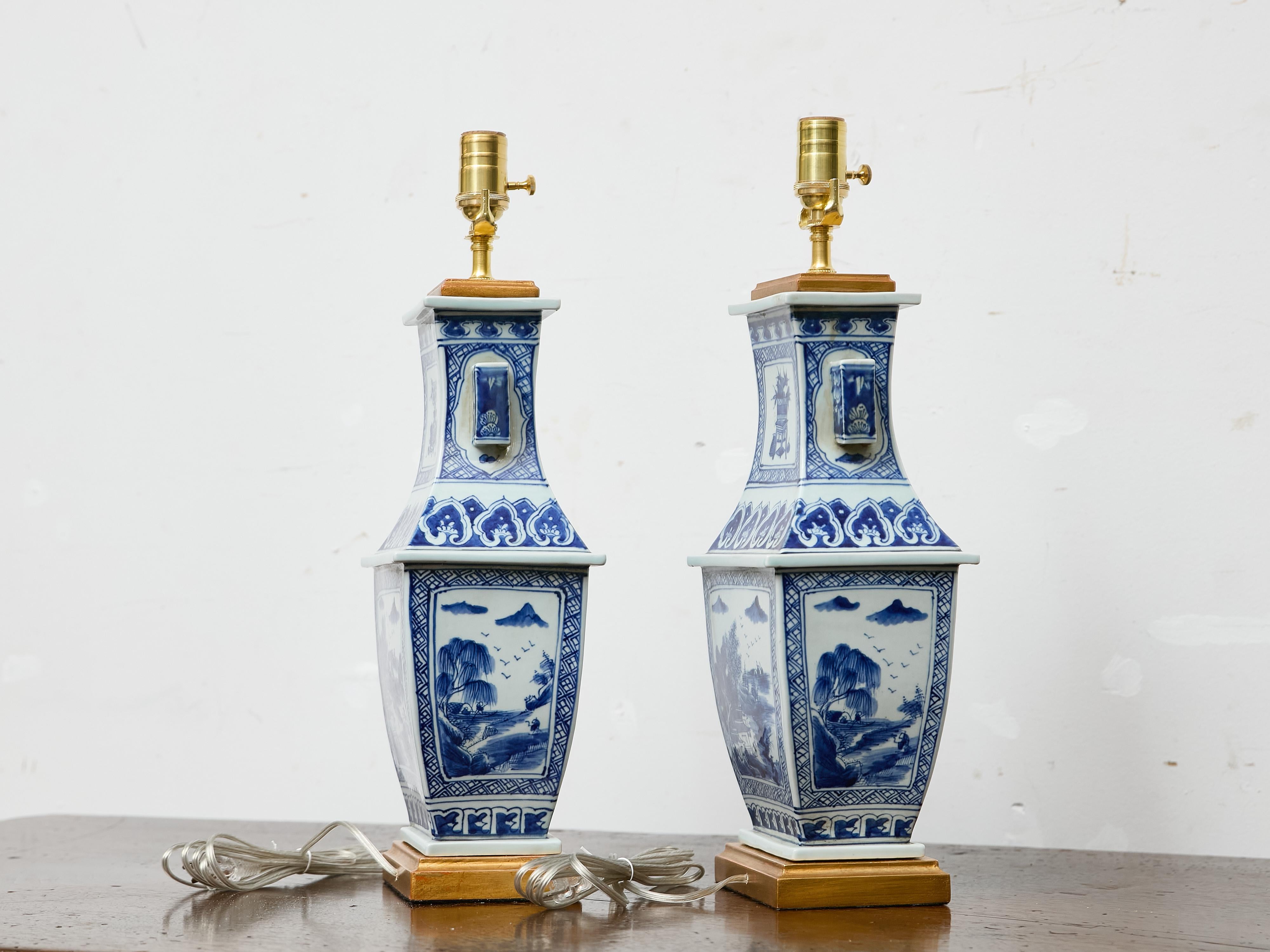 Paar Tischlampen aus blauem und weißem Porzellan, asiatisch, um 1920 im Zustand „Gut“ im Angebot in Atlanta, GA
