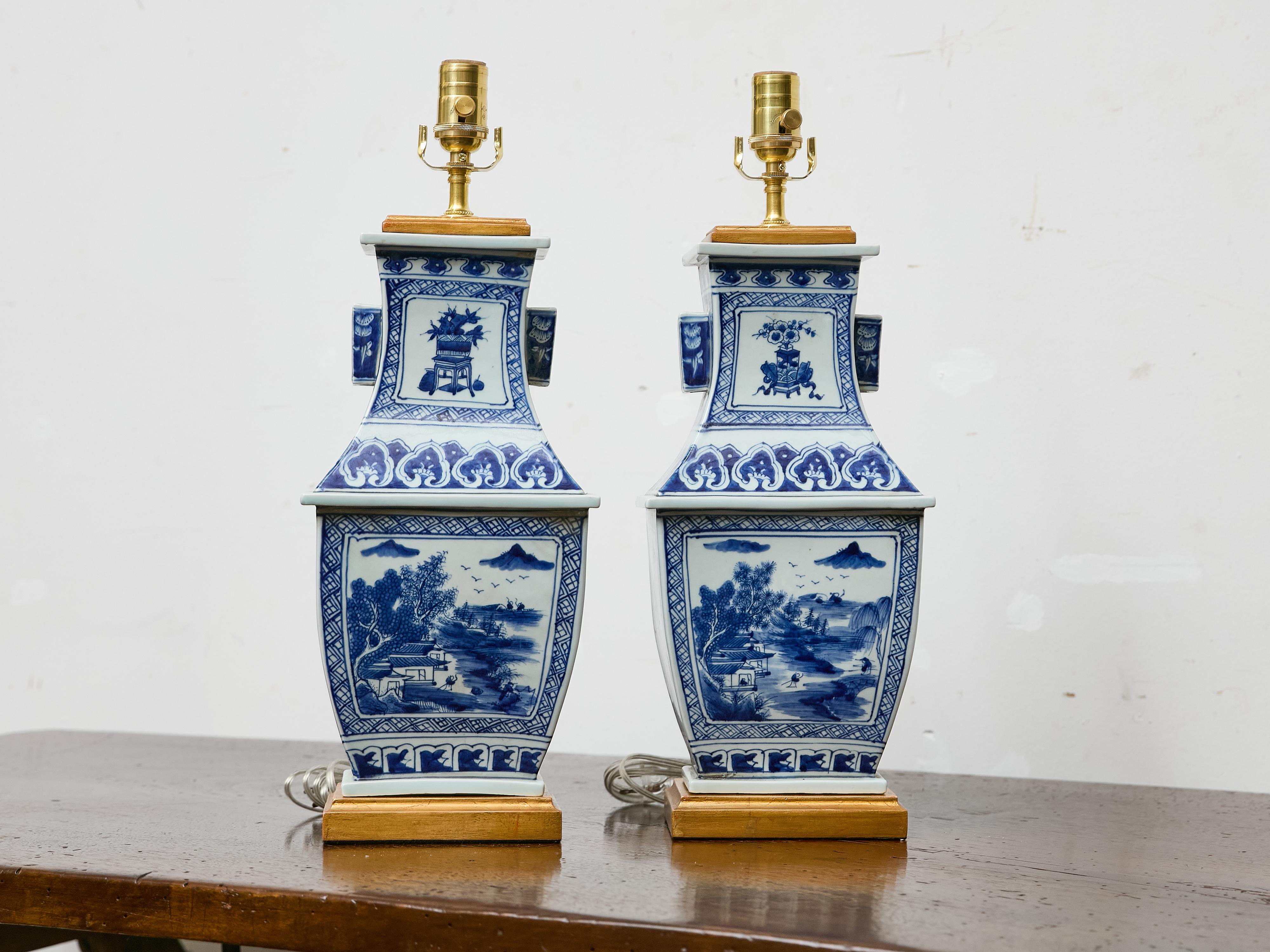 Paar Tischlampen aus blauem und weißem Porzellan, asiatisch, um 1920 (20. Jahrhundert) im Angebot
