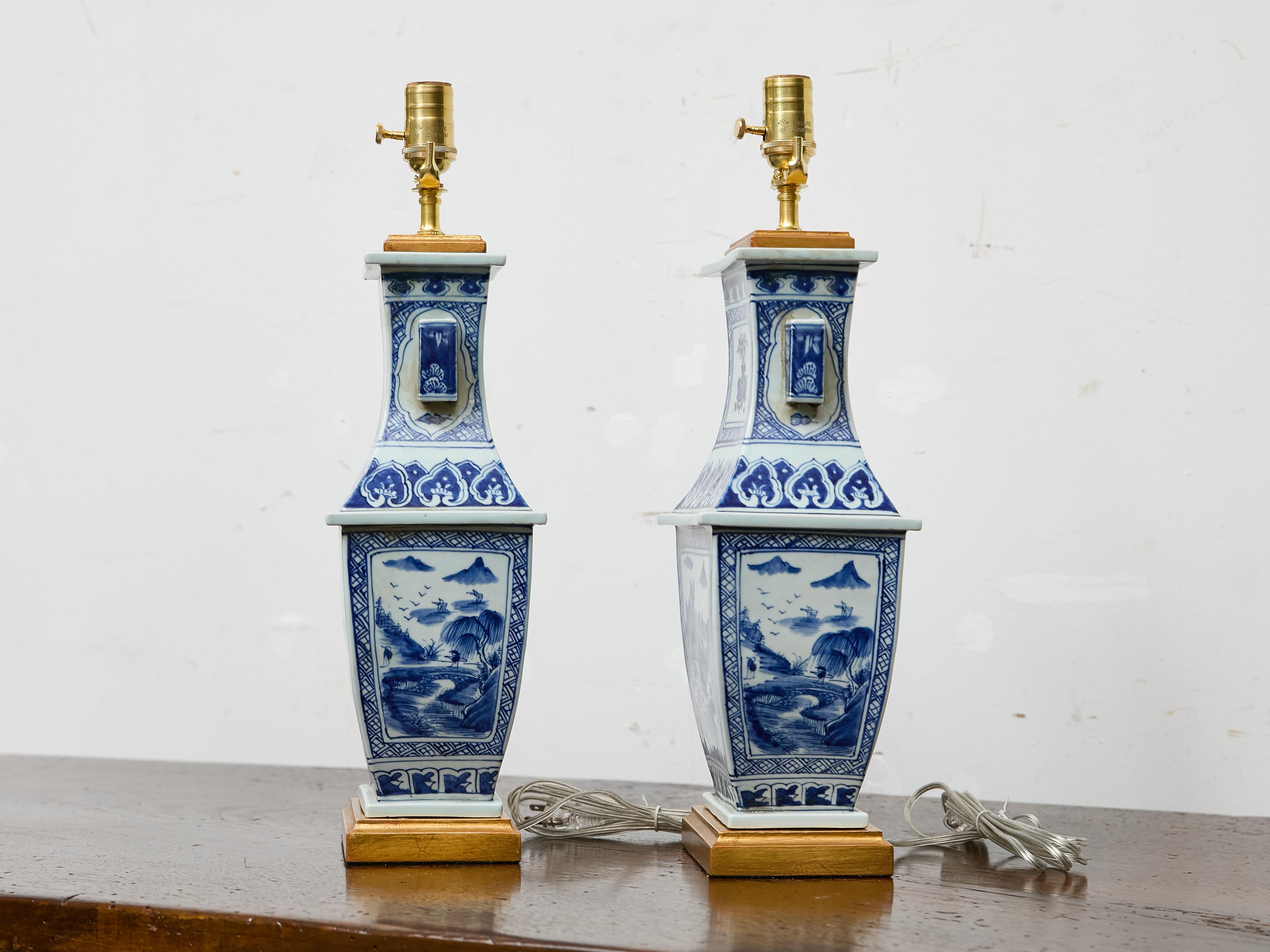 Paar Tischlampen aus blauem und weißem Porzellan, asiatisch, um 1920 (Messing) im Angebot