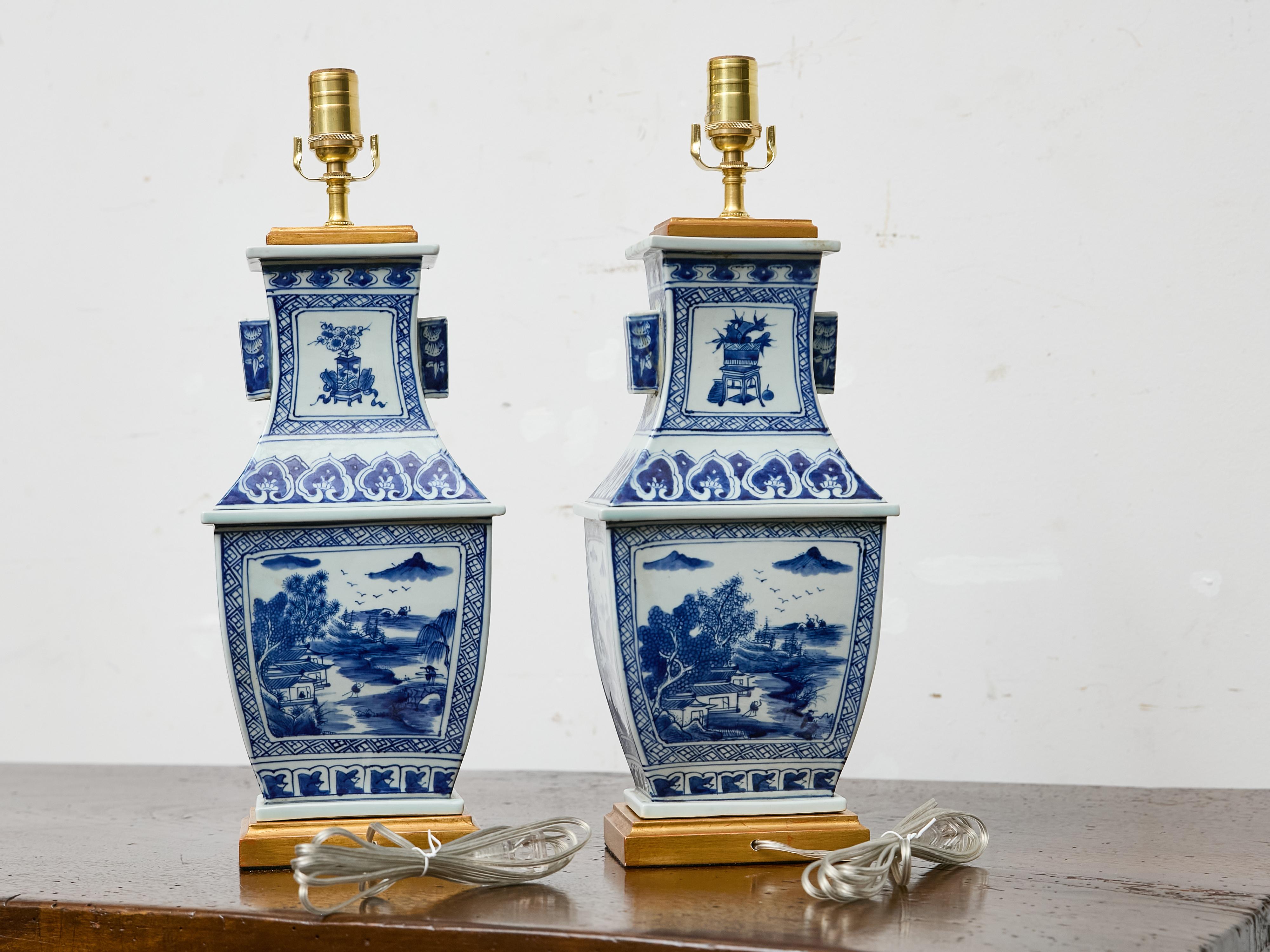 Paar Tischlampen aus blauem und weißem Porzellan, asiatisch, um 1920 im Angebot 1