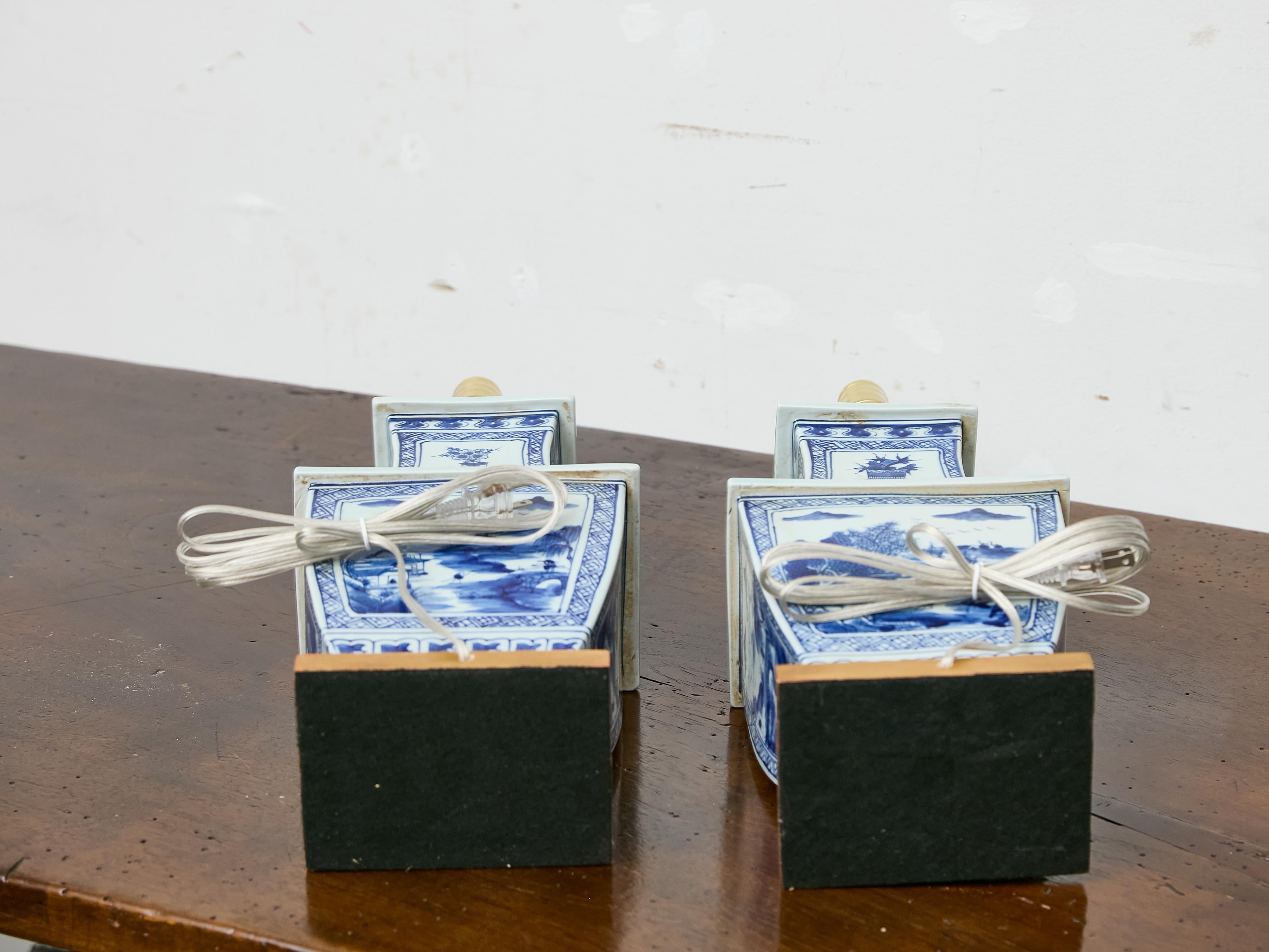 Paar Tischlampen aus blauem und weißem Porzellan, asiatisch, um 1920 im Angebot 2