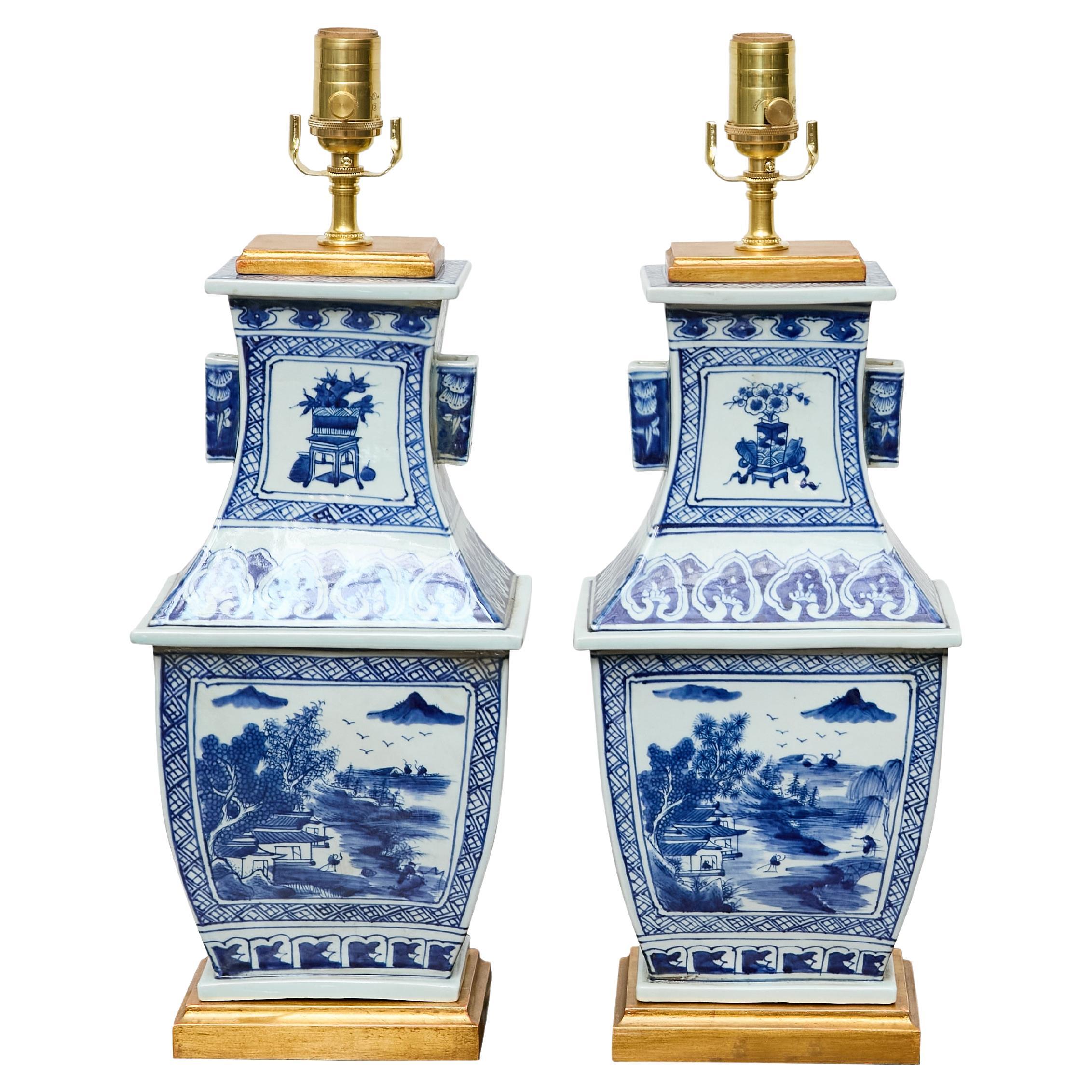 Paar Tischlampen aus blauem und weißem Porzellan, asiatisch, um 1920