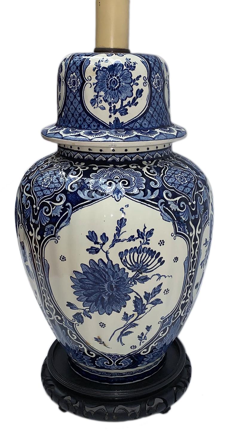 Une paire de lampes de table en porcelaine anglaise datant des années 1920, avec un motif floral et des bases ébénisées.

Mesures
Hauteur du corps : 14,5