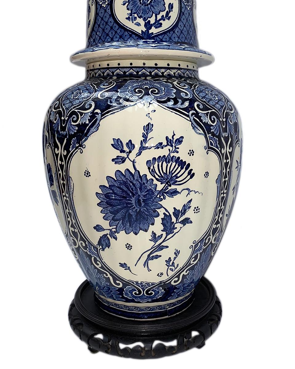 Peint à la main Paire de lampes de table en porcelaine bleue et blanche en vente