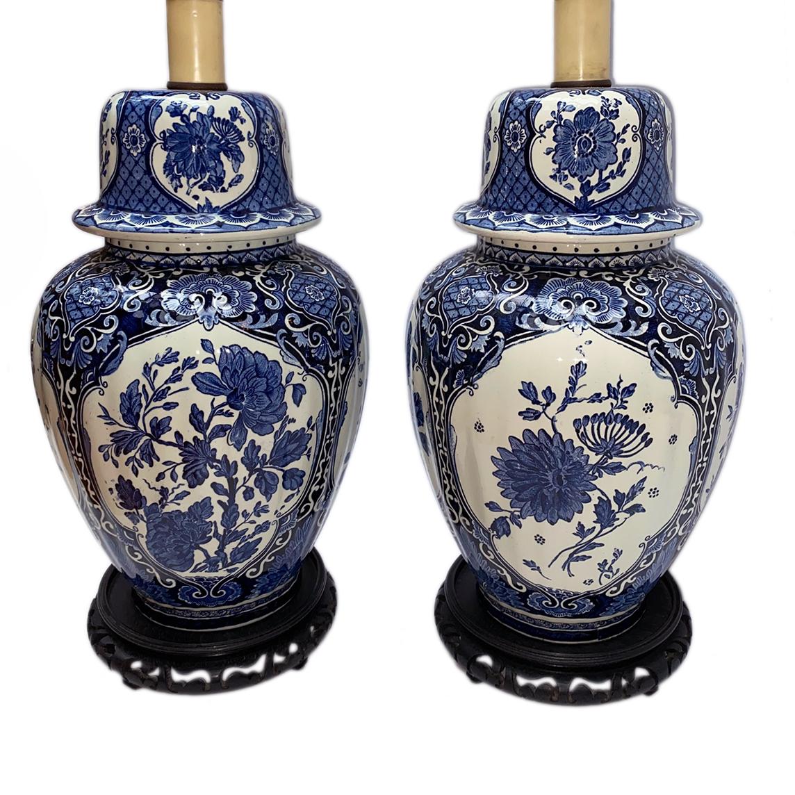 Pair of Blue and White Porcelain Table Lamps In Good Condition For Sale In New York, NY
