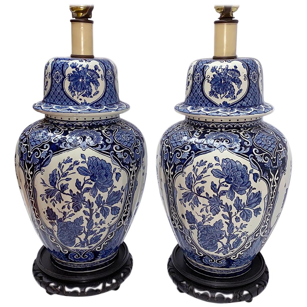 Paire de lampes de table en porcelaine bleue et blanche en vente
