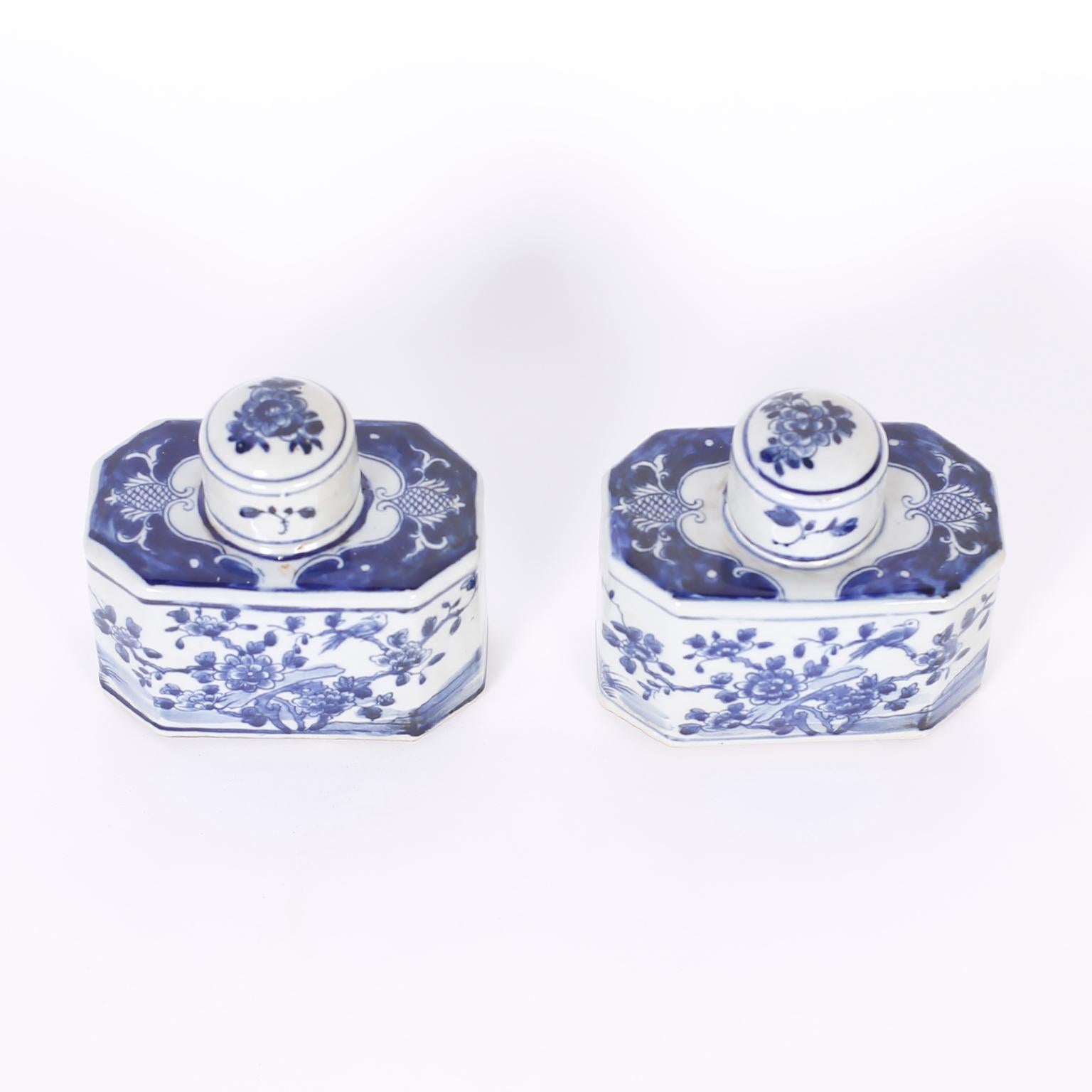 Pair of Blue and White Porcelain Tea Caddies with Flowers In Good Condition For Sale In Palm Beach, FL