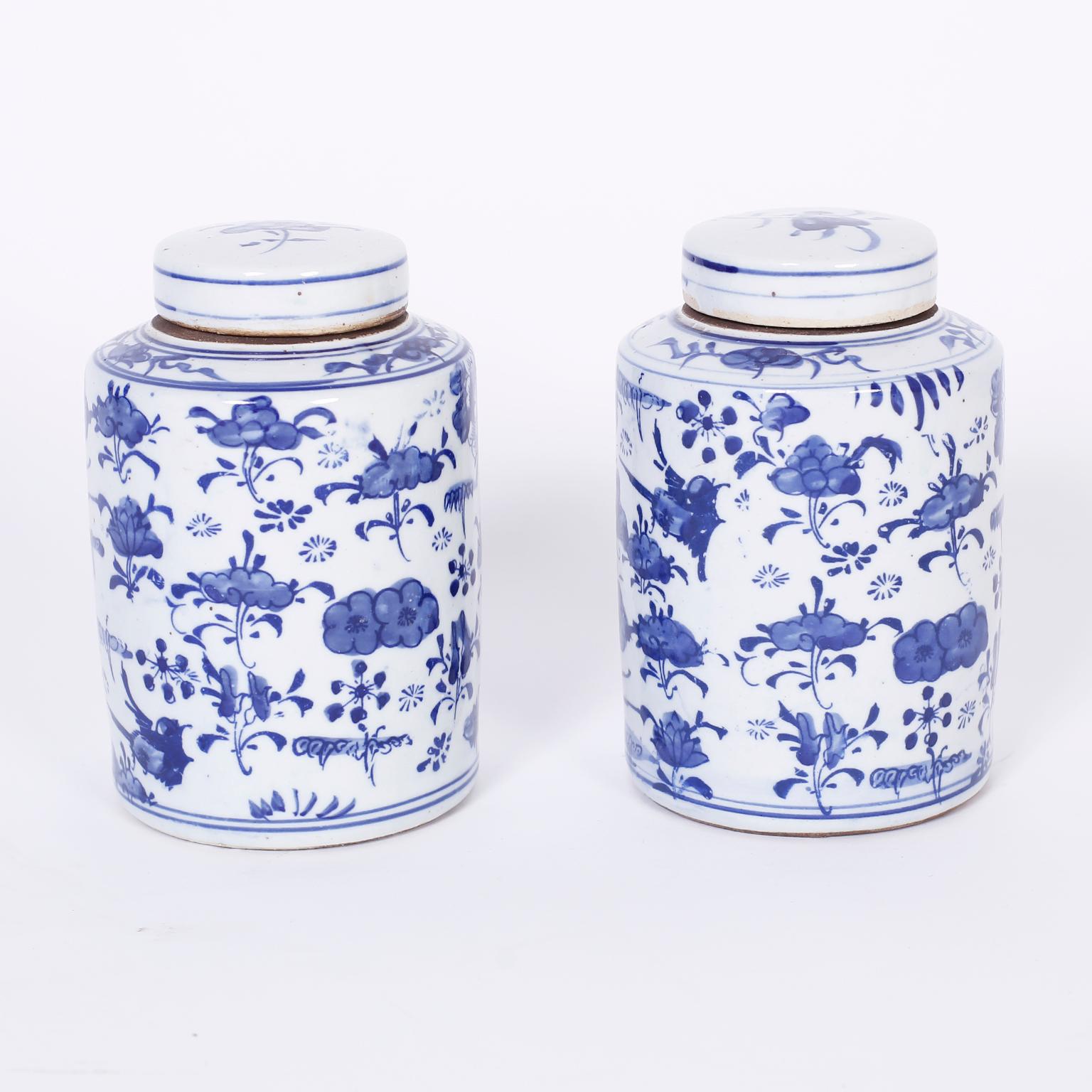 Paar blau-weiße Porzellan-Teekrüge aus Porzellan (Chinoiserie) im Angebot