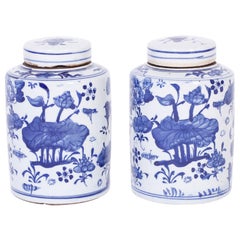 Pareja de jarras de té de porcelana azul y blanca