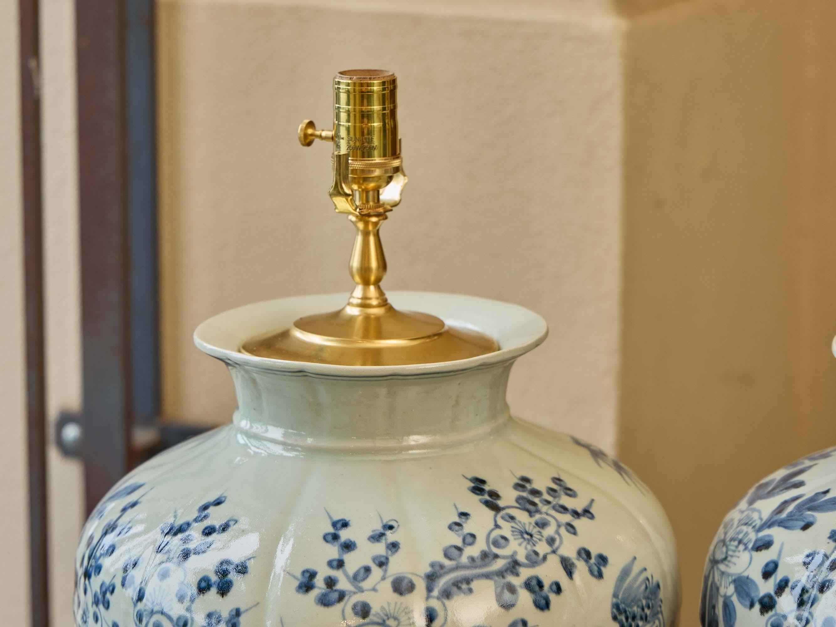 Coppia di lampade a vaso in porcellana bianca e blu con pennellate floreali e base dorata In condizioni buone in vendita a Atlanta, GA