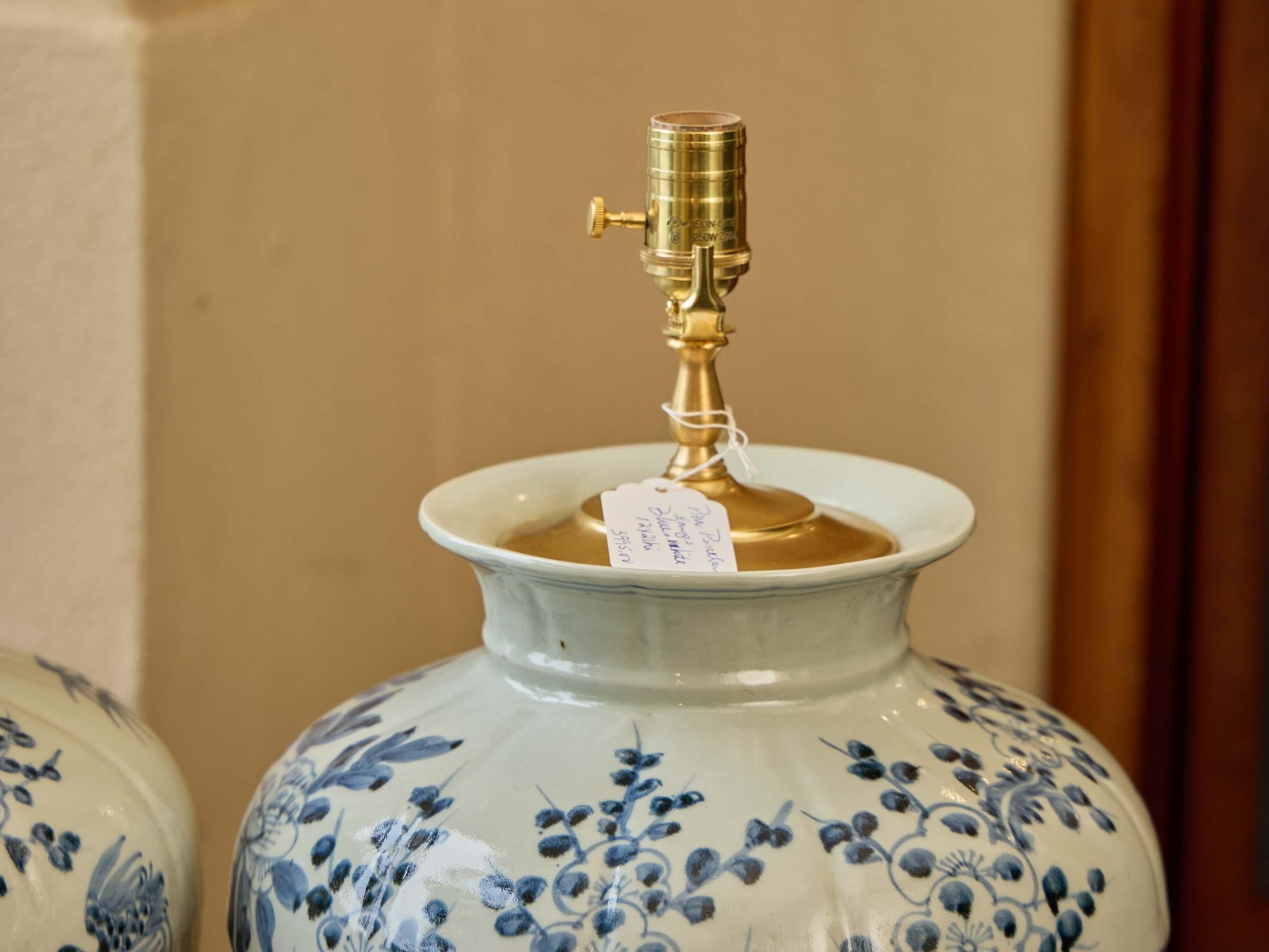 XXI secolo e contemporaneo Coppia di lampade a vaso in porcellana bianca e blu con pennellate floreali e base dorata in vendita