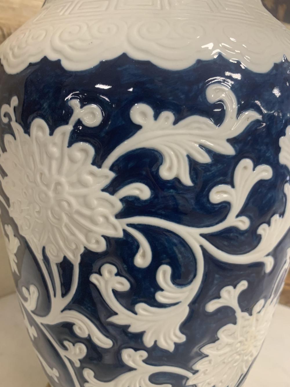 XIXe siècle Paire de vases en porcelaine bleue et blanche en vente