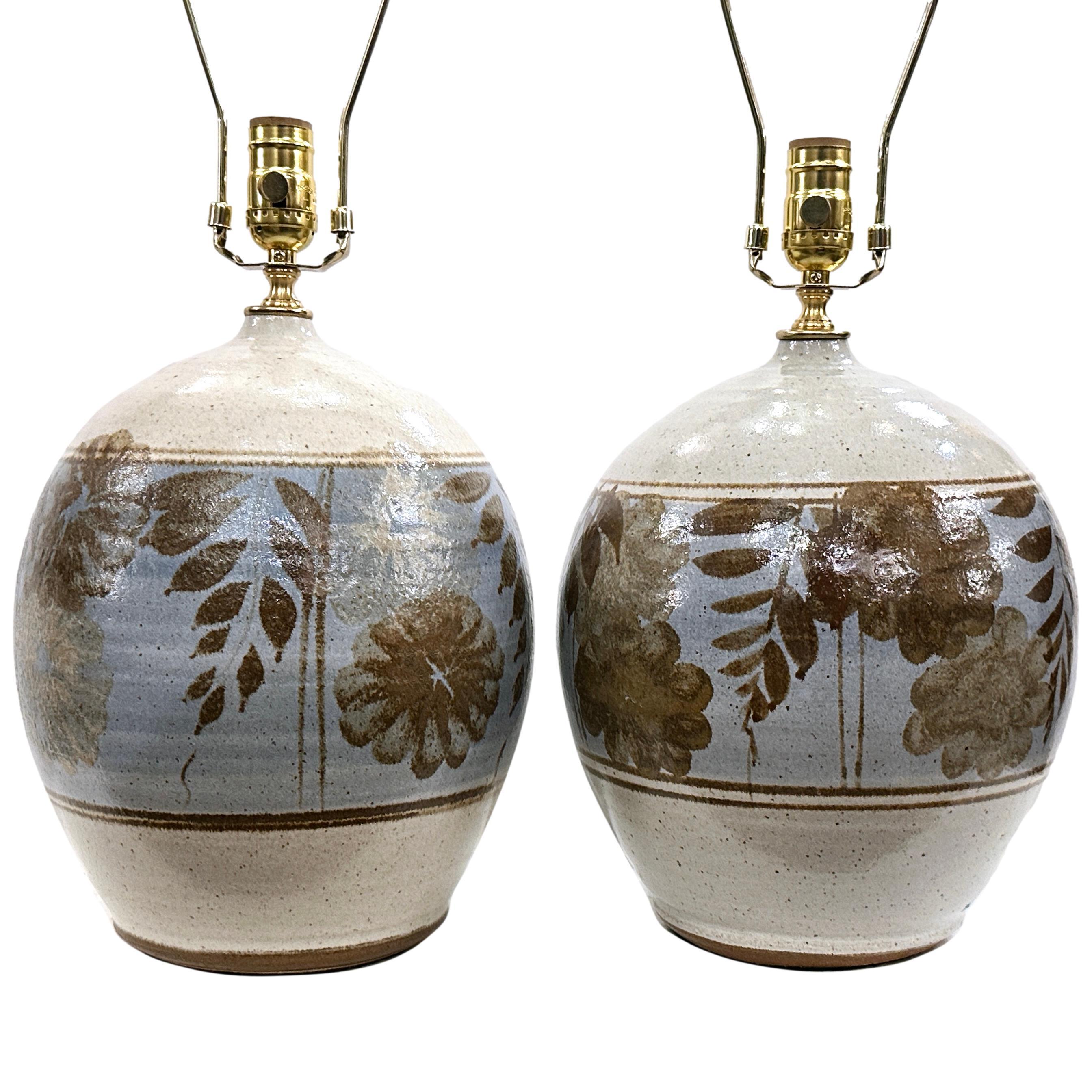 Pair of Blue and White Pottery Lamps In Good Condition For Sale In New York, NY