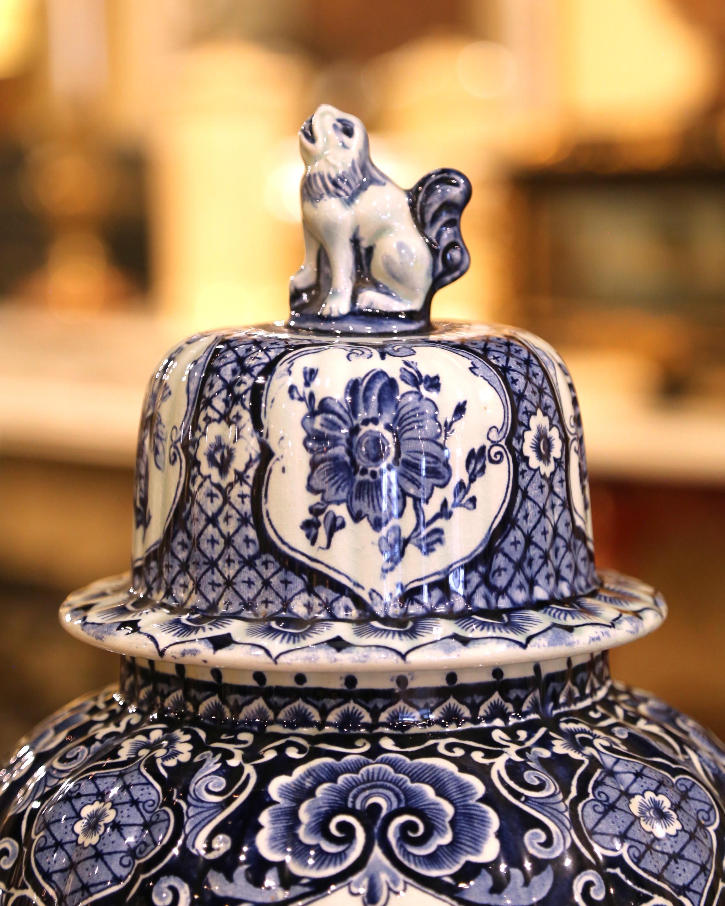 Pareja de Tarros de Jengibre de Delft con Esfinge Real Azul y Blanca y Tapas de Perro Foo Holandés en venta