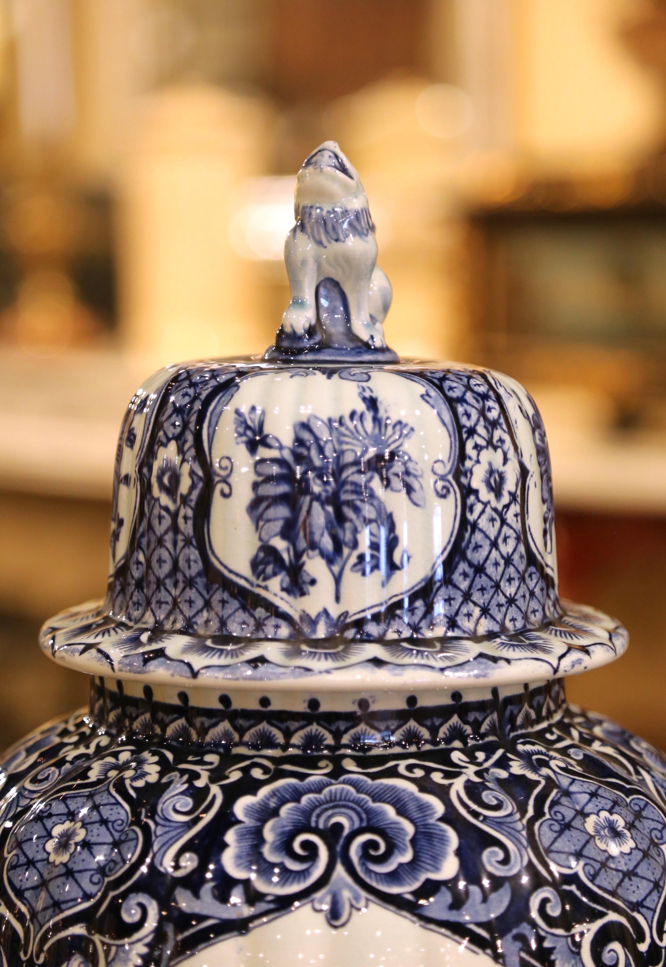 Pareja de Tarros de Jengibre de Delft con Esfinge Real Azul y Blanca y Tapas de Perro Foo Hecho a mano en venta