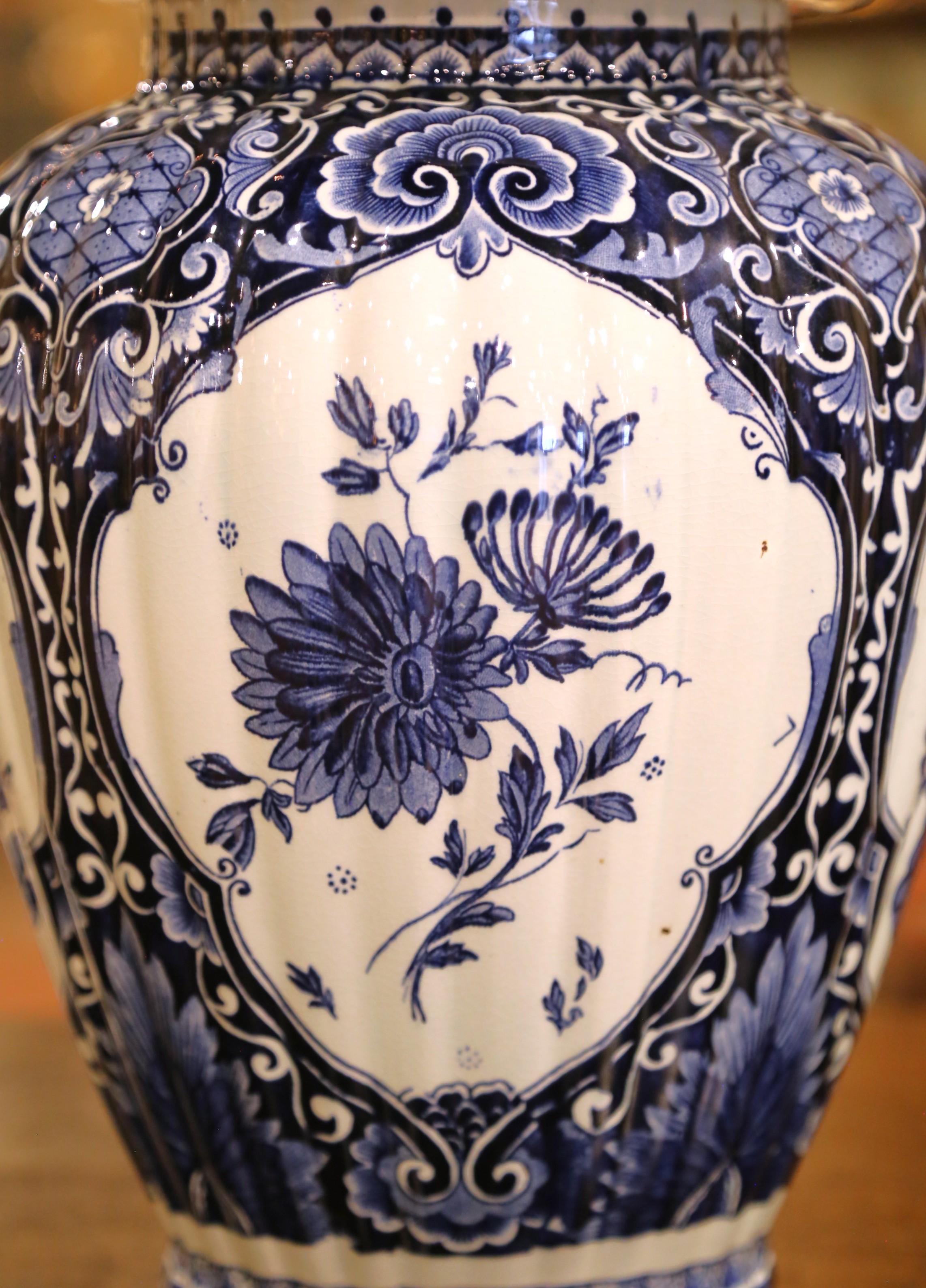 Pareja de Tarros de Jengibre de Delft con Esfinge Real Azul y Blanca y Tapas de Perro Foo siglo XX en venta