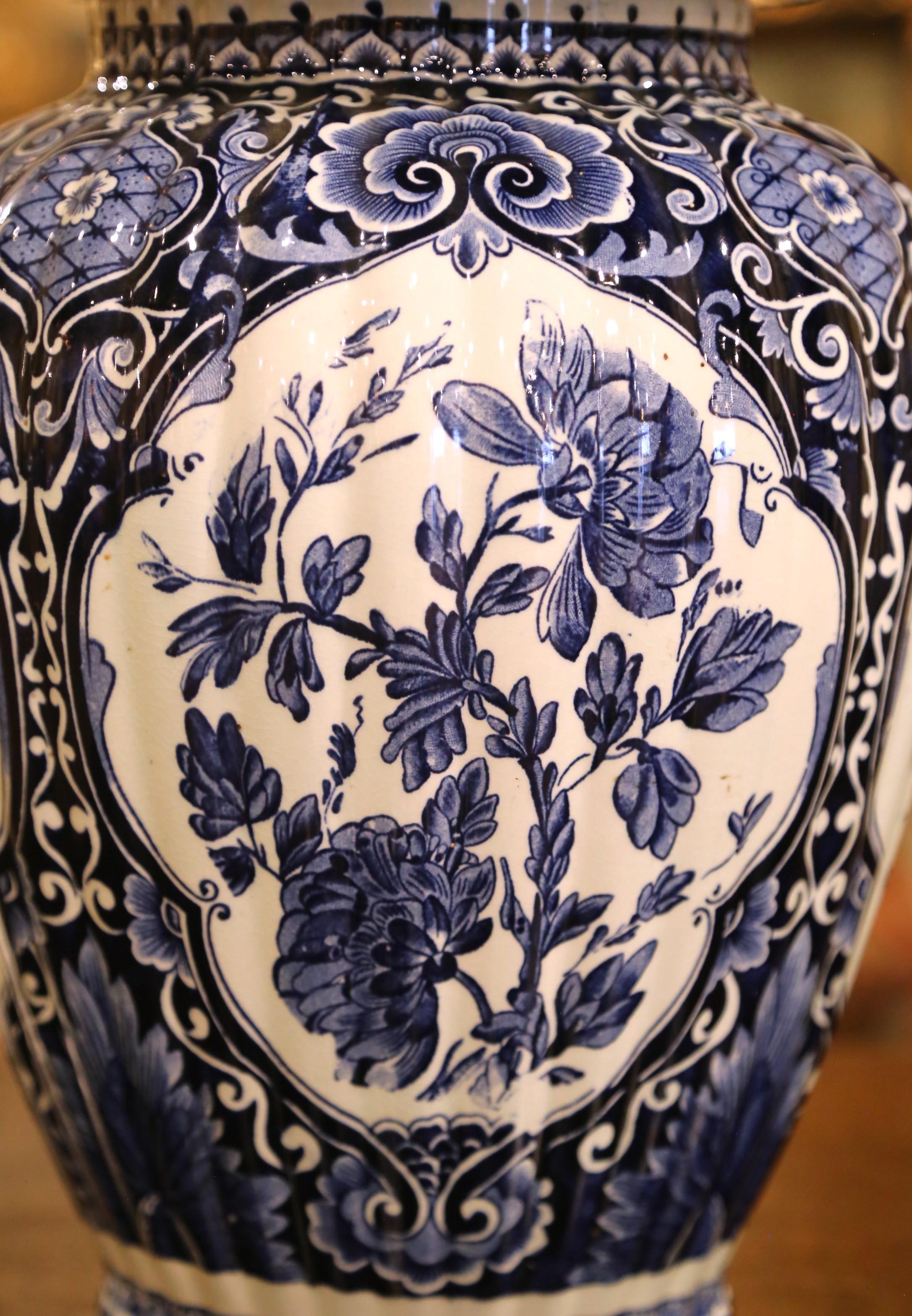 Pareja de Tarros de Jengibre de Delft con Esfinge Real Azul y Blanca y Tapas de Perro Foo Cerámico en venta