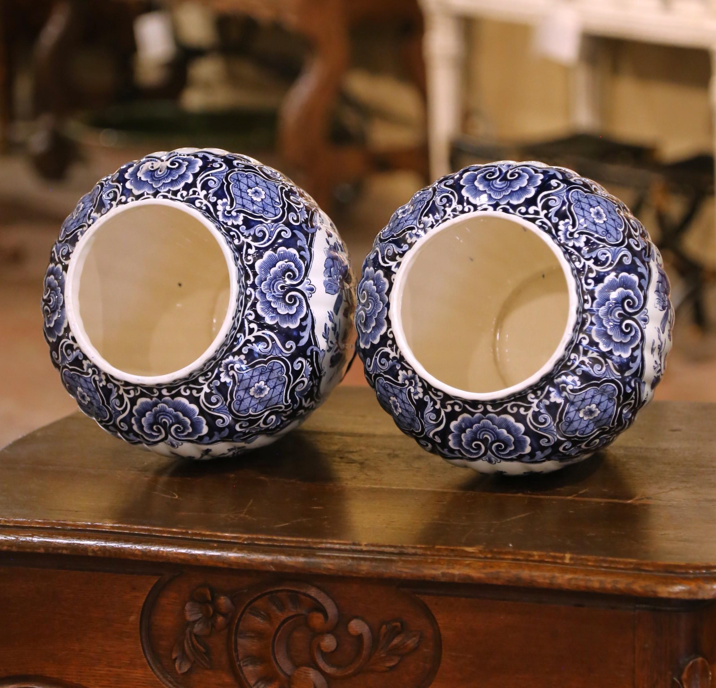 Pareja de Tarros de Jengibre de Delft con Esfinge Real Azul y Blanca y Tapas de Perro Foo en venta 2