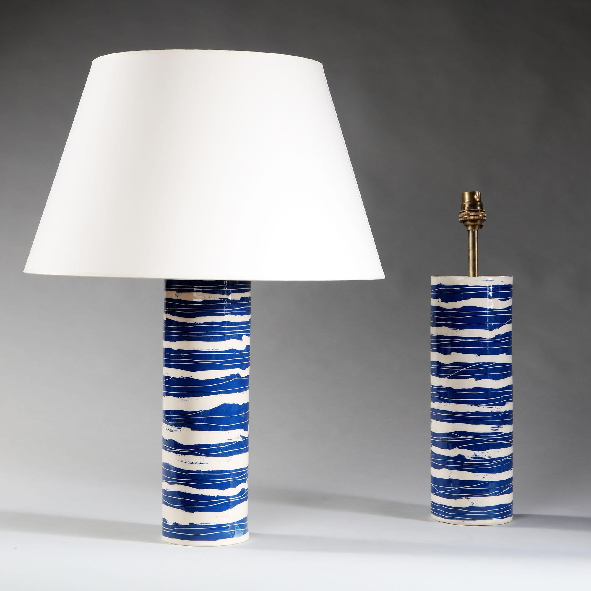 Pareja de jarrones azules y blancos de Studio Pottery Glaseado en venta