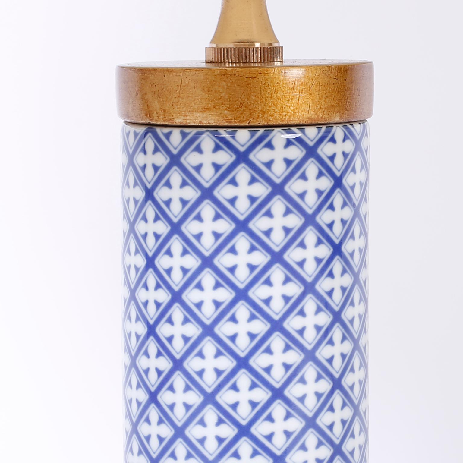 Mid-Century Modern Paire de lampes de bureau bleues et blanches en vente