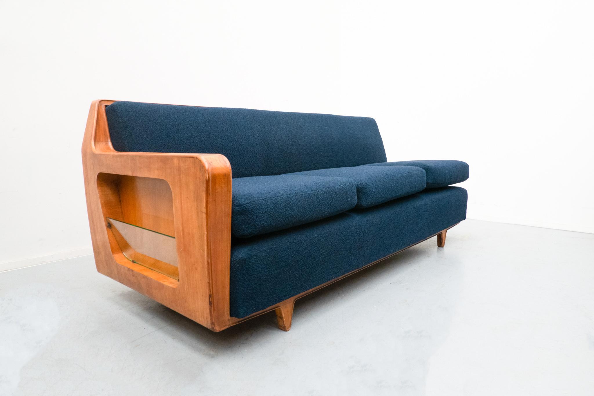 Mid-Century Modern pair of blue armchairs attributed to Melchiorre Bega, cherry wood, Italy, 1950s

Reupholstered in blue fabric.