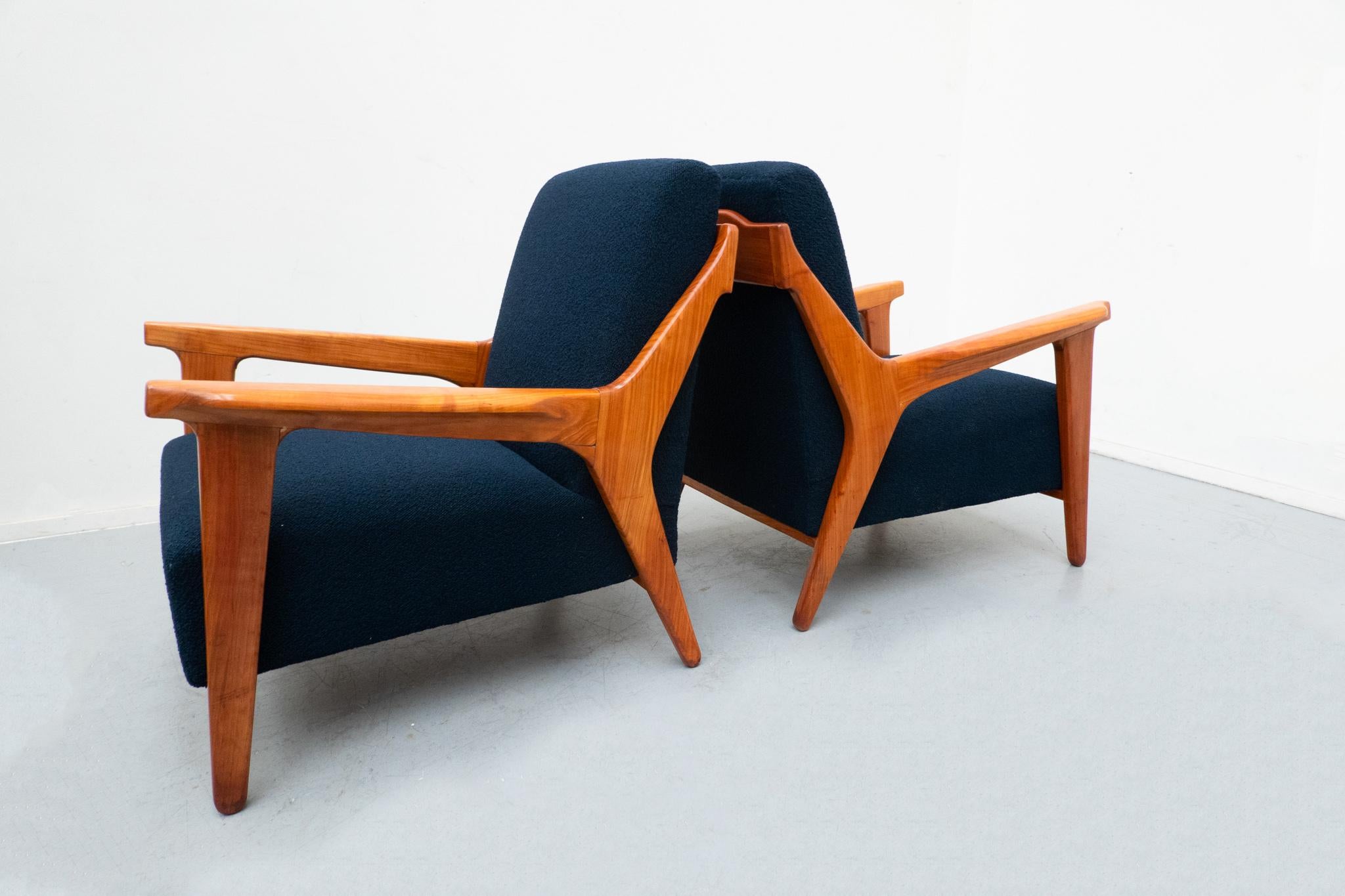 Pair of Blue Armchairs attributed to Melchiorre Bega, Cherry Wood, Italy In Good Condition For Sale In Brussels, BE