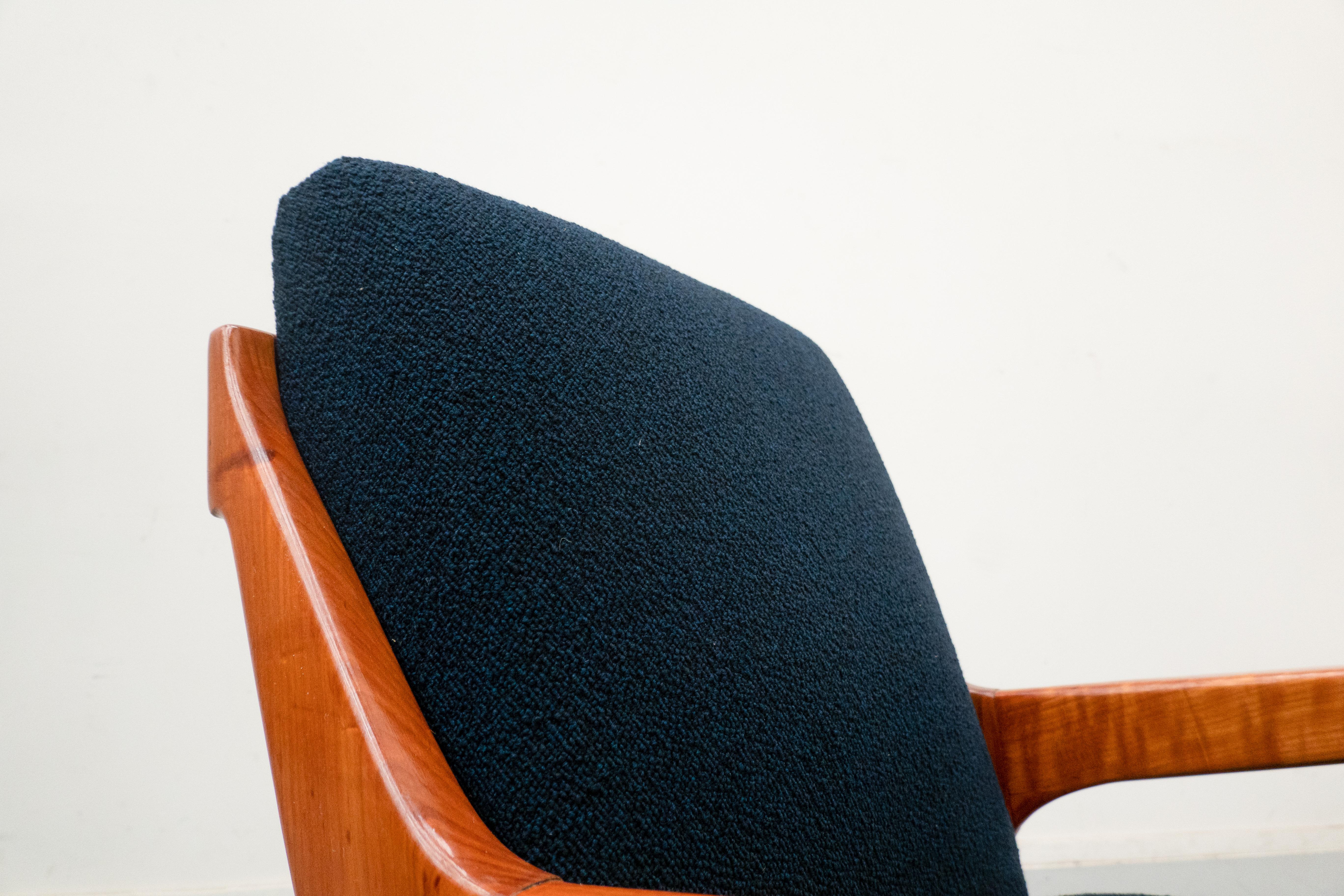 Tissu Paire de fauteuils bleus attribués à Melchiorre Bega, bois de cerisier, Italie en vente