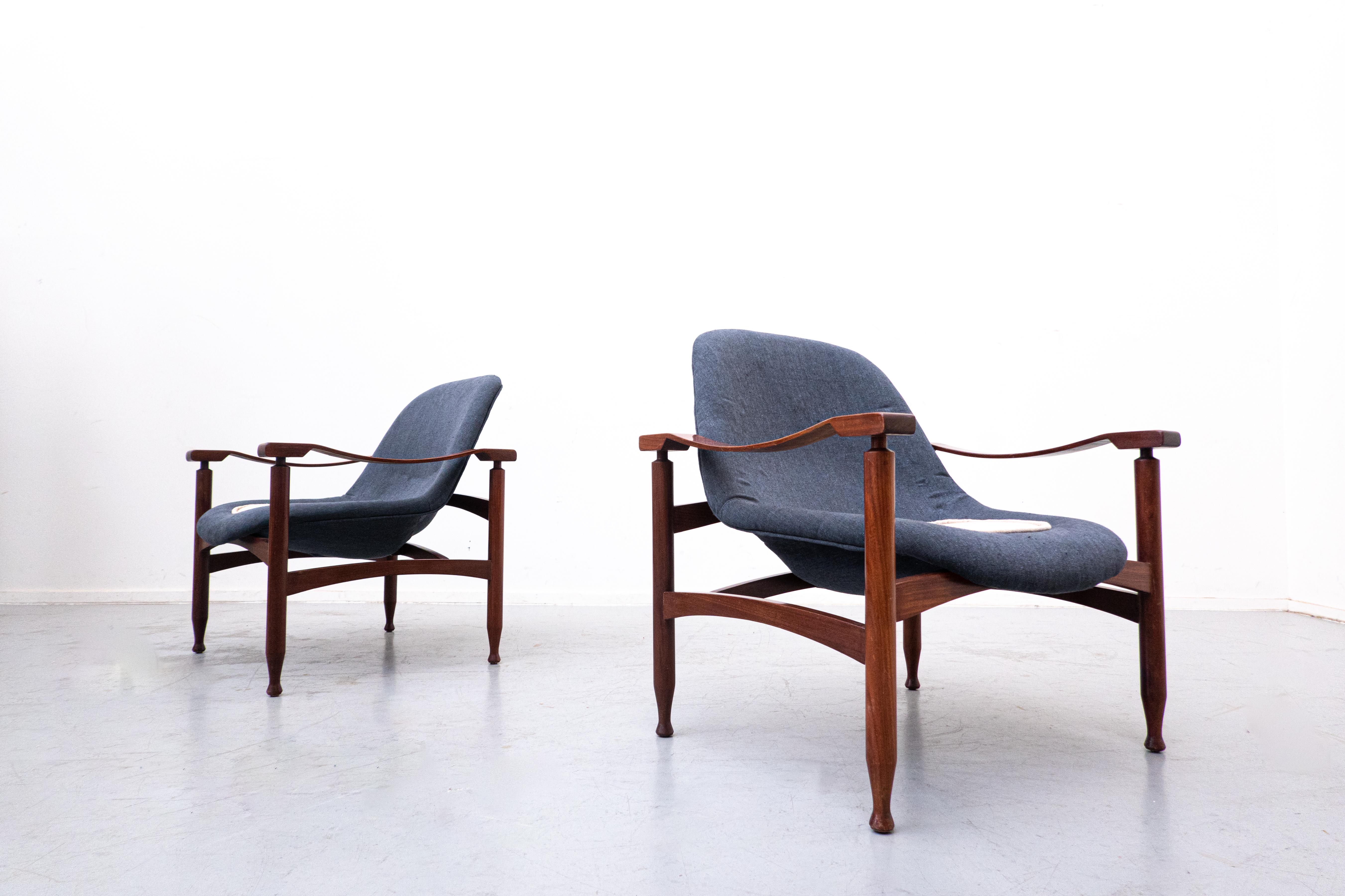 Pareja de sillones azules, Madera y Tela,Italia, años 60.