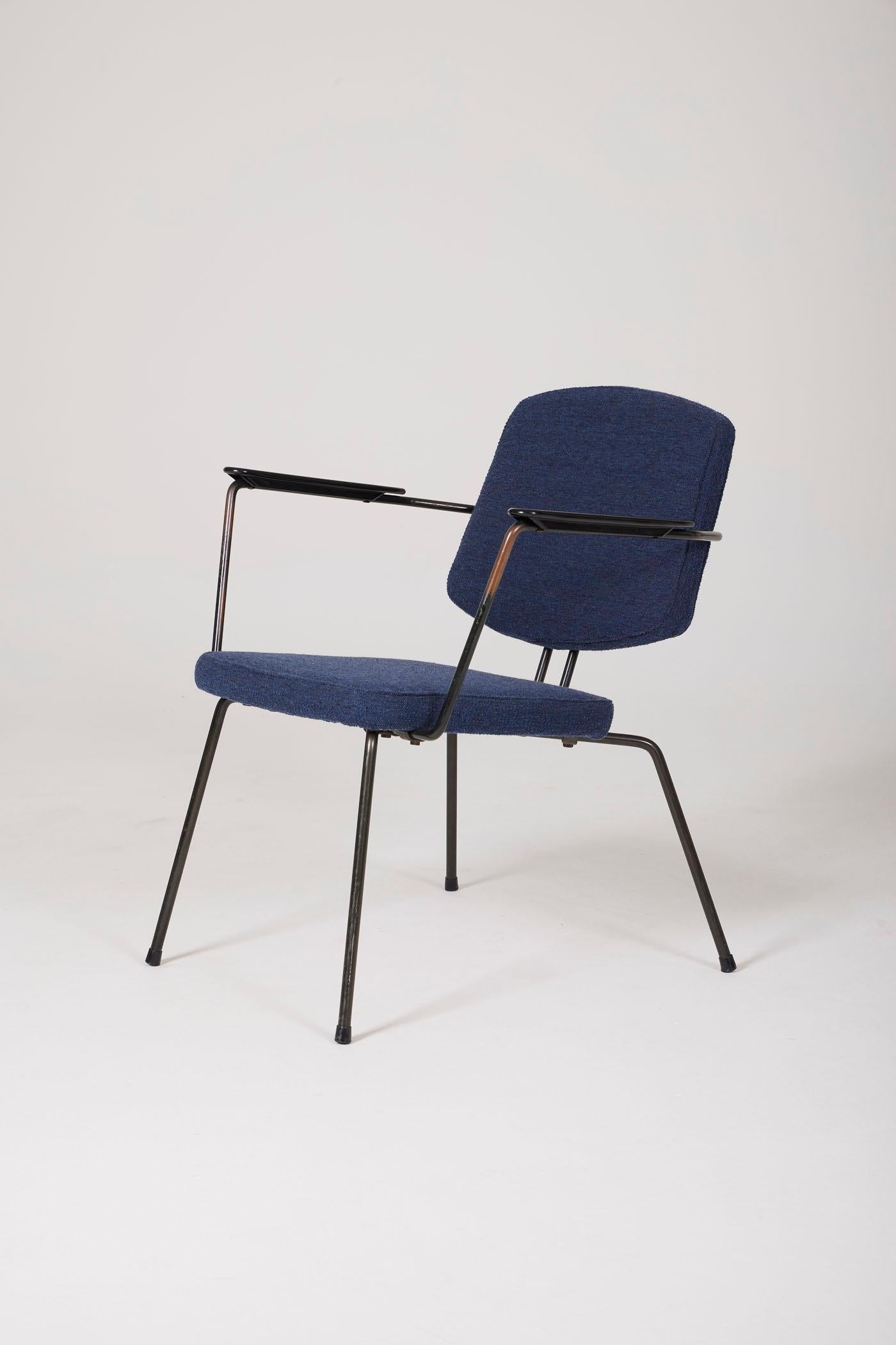  Fauteuil du designer néerlandais Rudolf Wolf pour Elsrijk, années 1950. Ce fauteuil a été retapissé en tissu de laine bleu. Les accoudoirs sont en bakélite. La structure tubulaire est en métal laqué noir. Deux fauteuils disponibles. En parfait