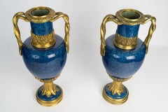 Coppia di vasi in ceramica blu e bronzo dorato, stile Luigi XVI.
