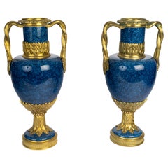 Coppia di vasi in ceramica blu e bronzo dorato, stile Luigi XVI.