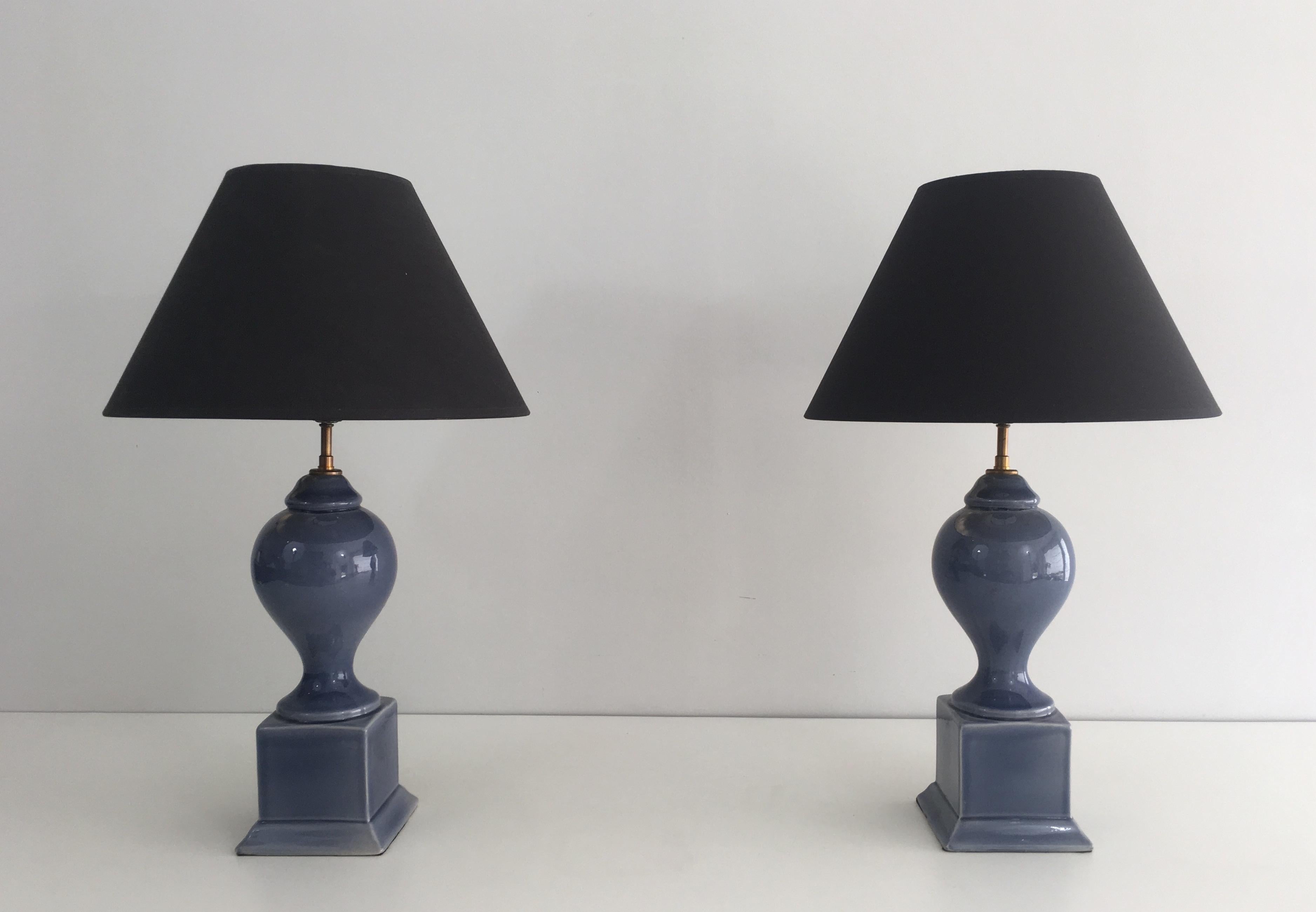 Français Paire de lampes de table à balustre en céramique bleue, françaises, vers 1970 en vente