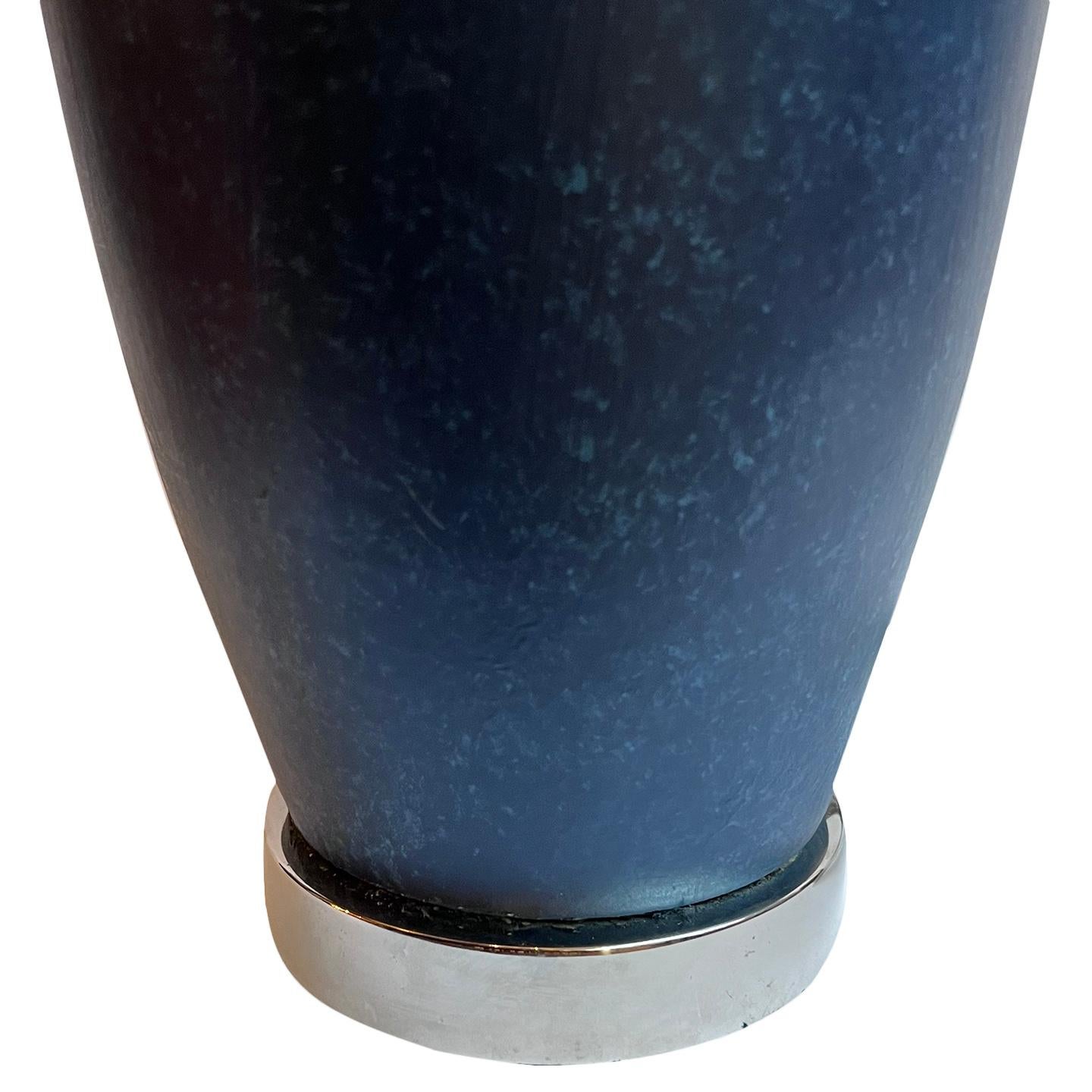 Blaue Keramiklampen, Paar (Französisch) im Angebot