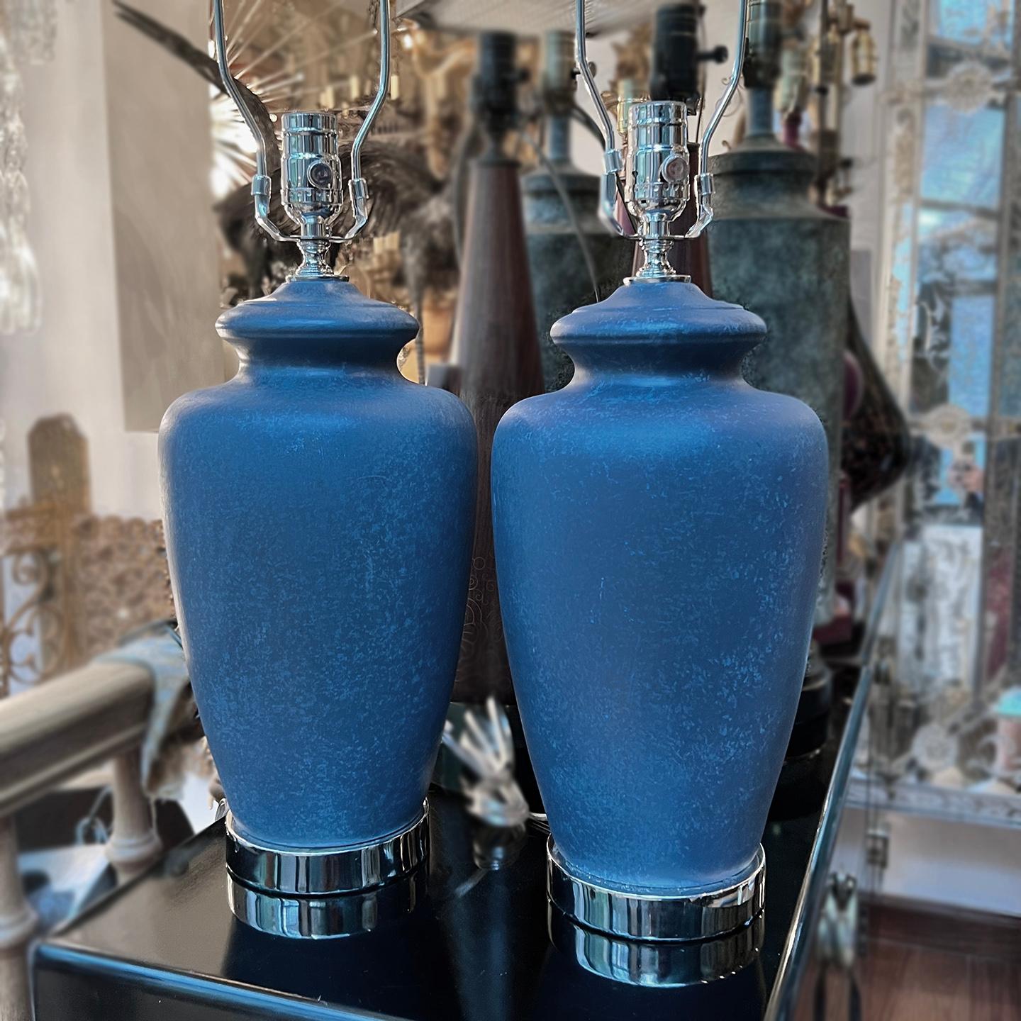 Blaue Keramiklampen, Paar im Zustand „Gut“ im Angebot in New York, NY