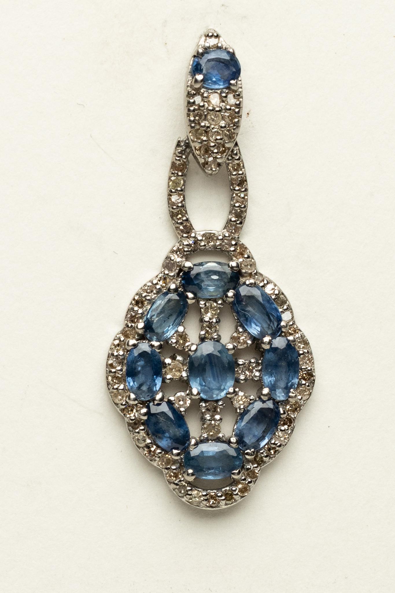Un impresionante par de zafiros azules de Ceilán facetados y ovalados engastados en plata de ley, rodeados de diamantes talla brillante en engaste pavé.  Poste para orejas perforadas.  Los zafiros suman 5,42 quilates y los diamantes 1,32