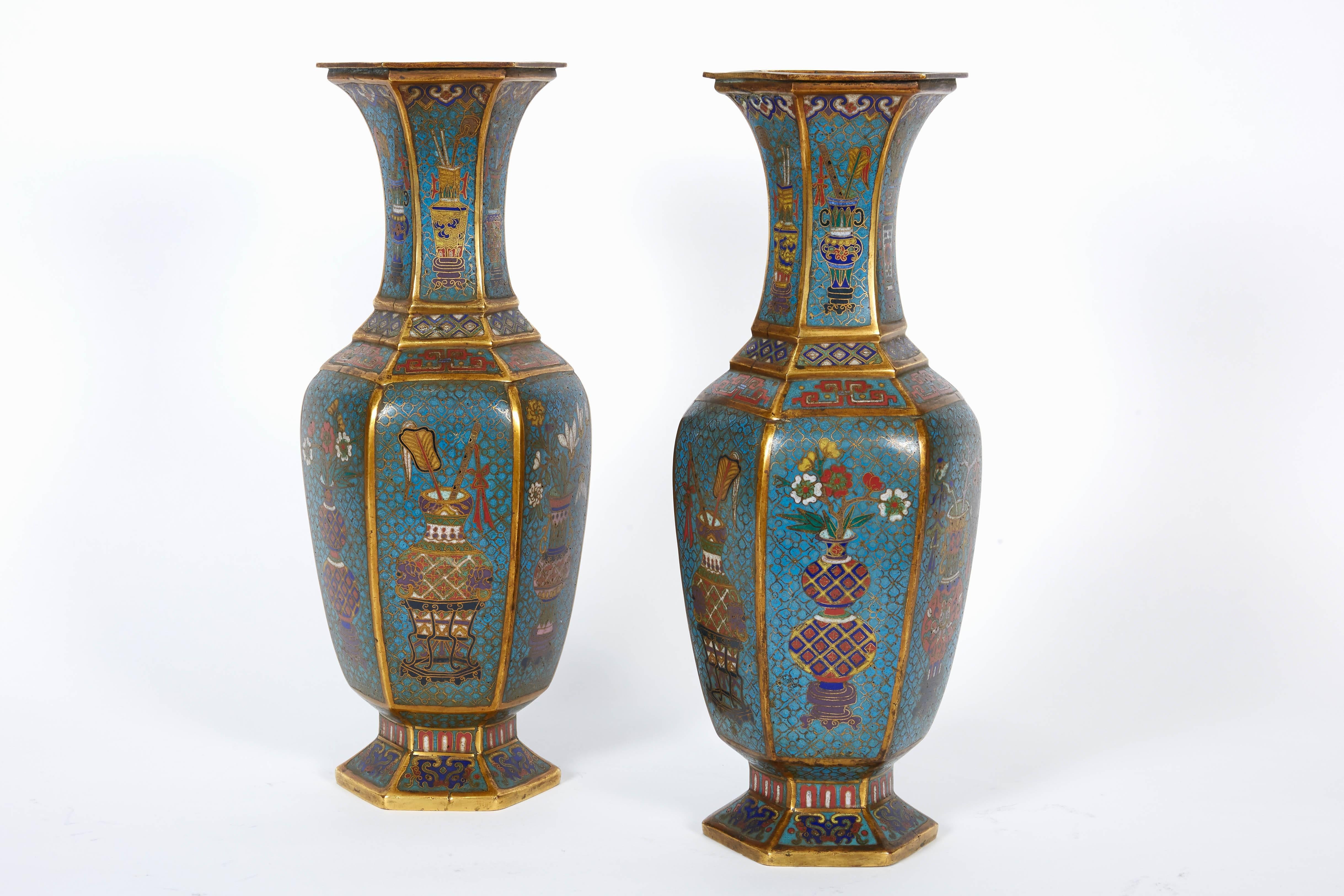 A pair of Chinese cloisonne enamel vases, Qing dynasty, Qianlong period.

Of hexagonal baluster form, decorated with vases and urns with flowers.

Very good condition. 

Measure: 12.5
