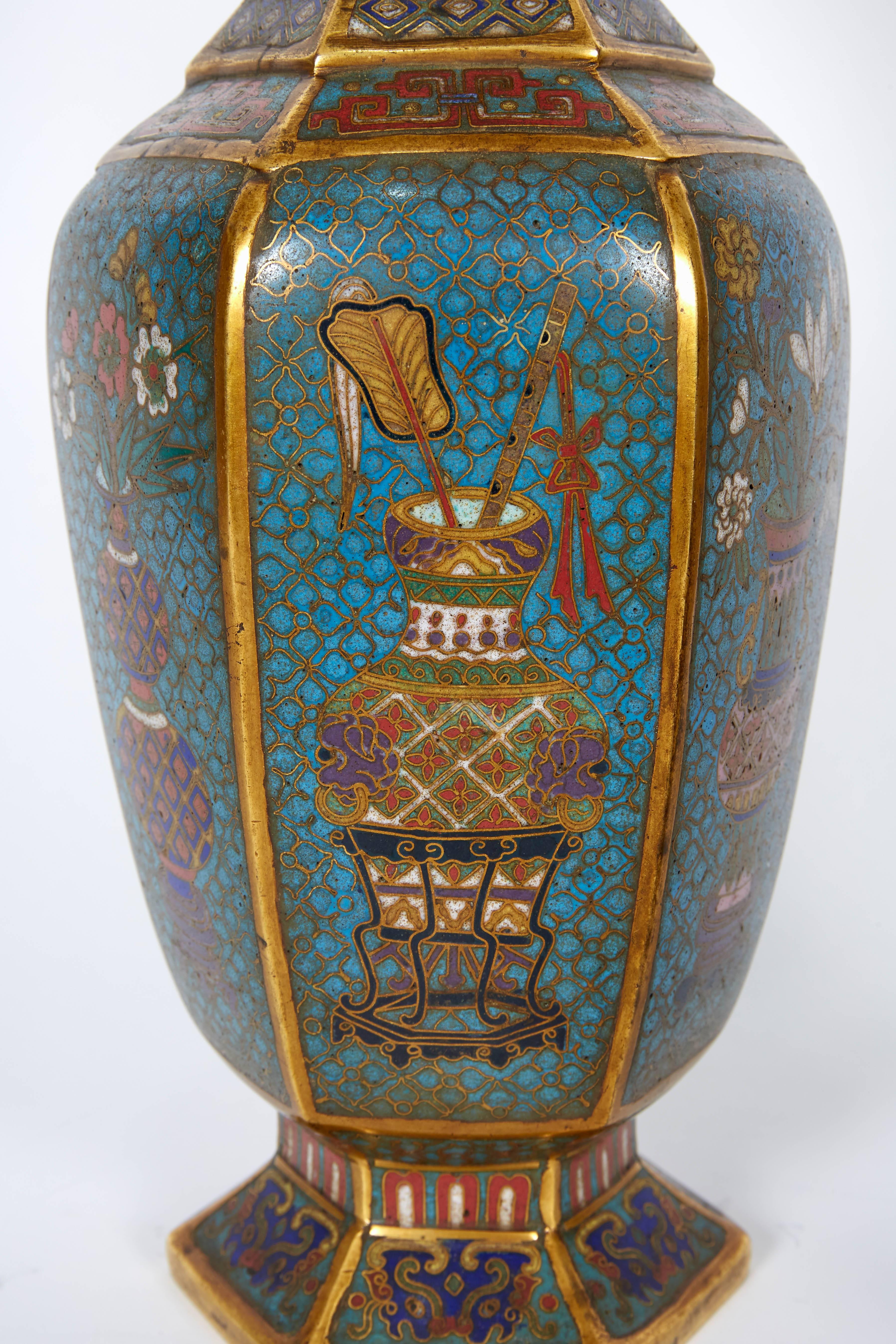 Paire de vases en émail cloisonné bleu de Chine, dynastie Qing, période Qianlong 2