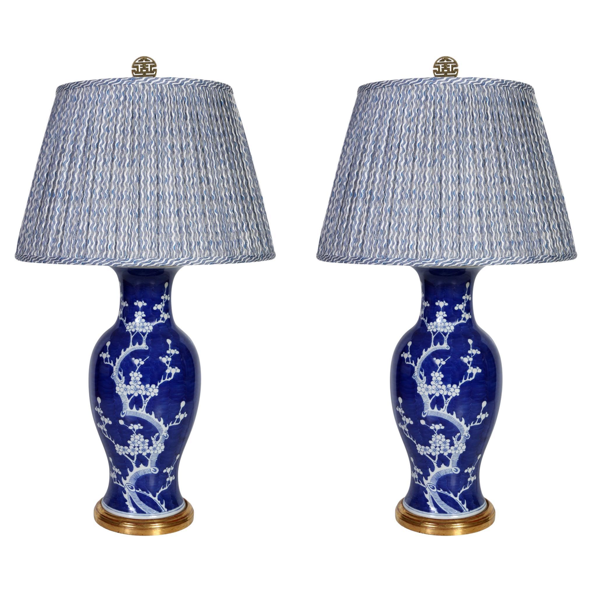 Blaue chinesische Exportlampen auf vergoldetem 18-karätigem Sockel, Paar im Angebot